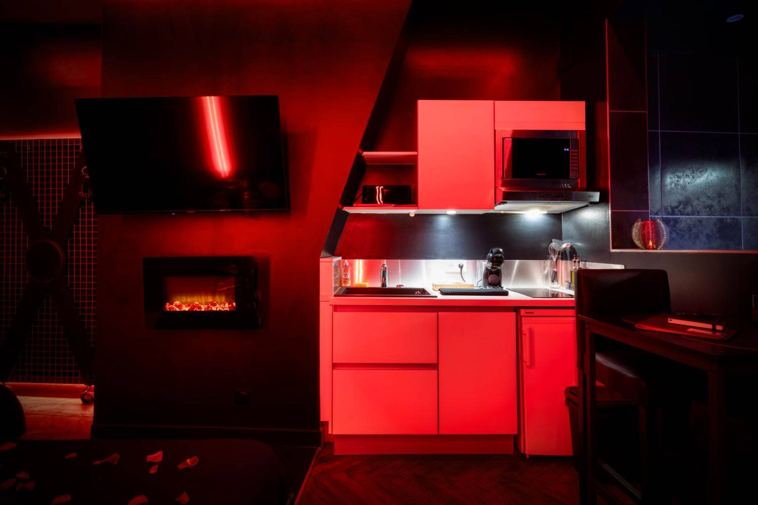 Coin cuisine équipée et cheminée décorative - Love Room, L'interdit