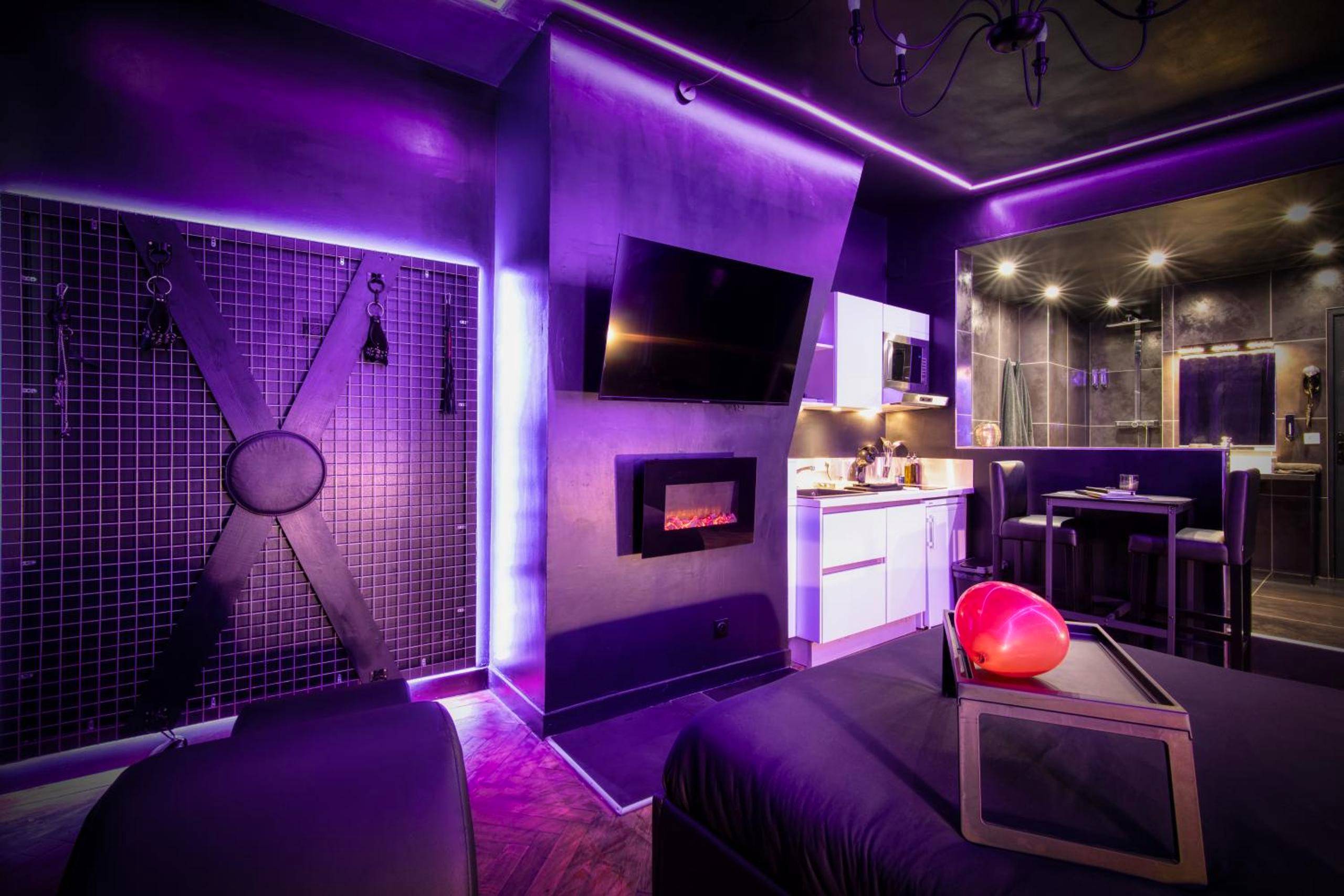 Croix de Saint - André et espace de vie violet - Love Room, L'interdit