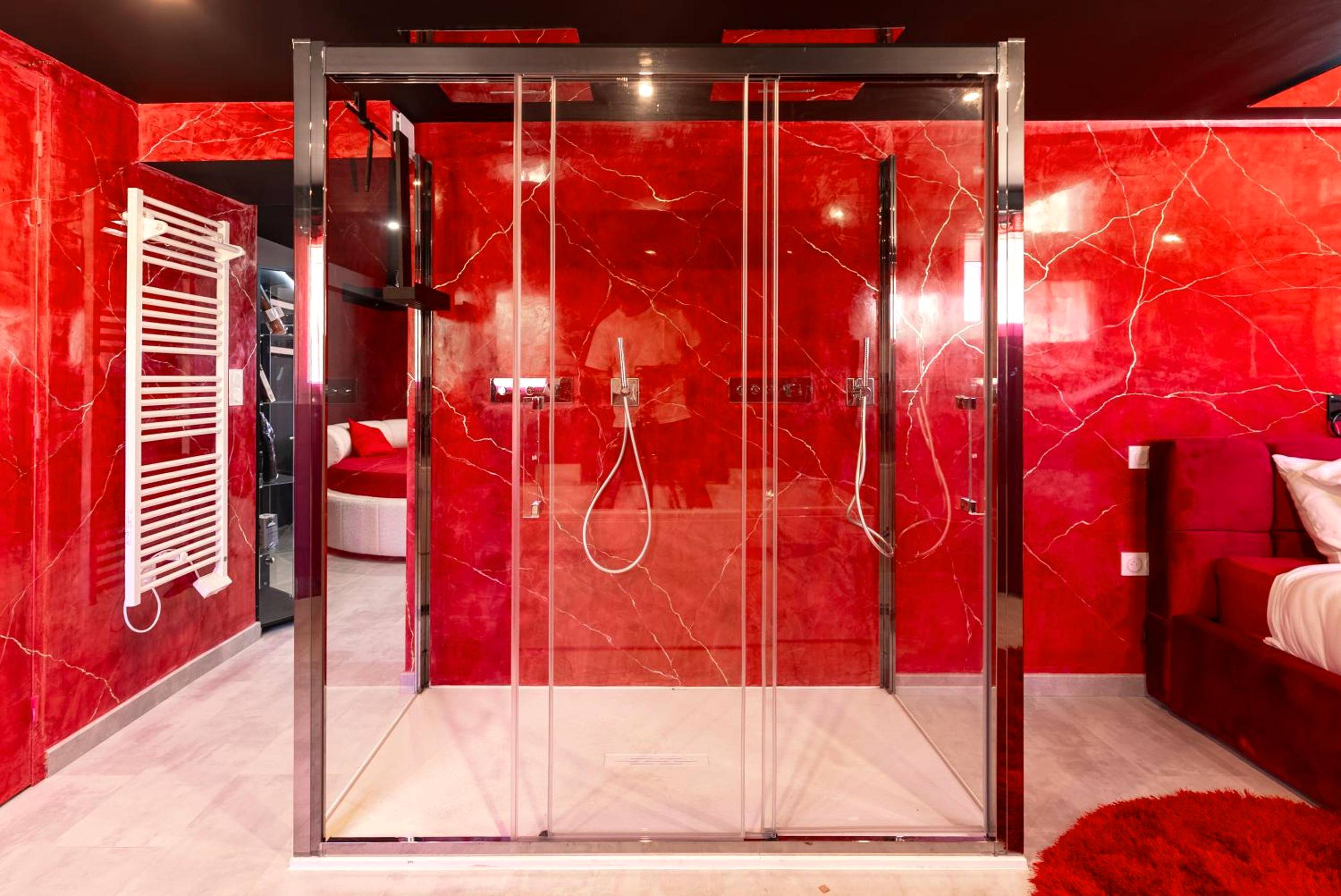 Douche à l'italienne double et parois rouges - L'Interdit, Confort et Sensualité