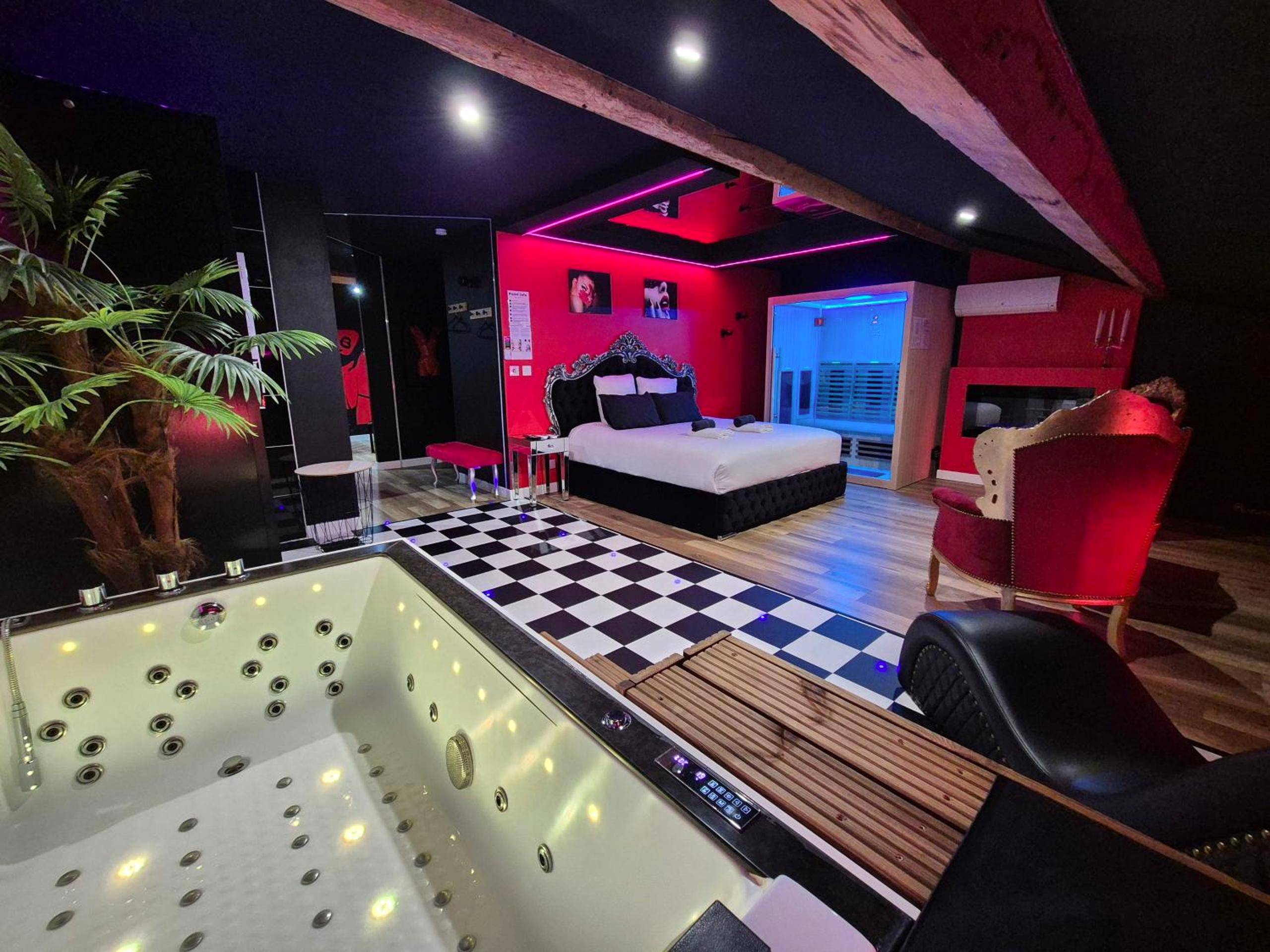 Jacuzzi privatif et lit king size - Love Room Serrières - L'Interdit Suite Luxe Romantique Spa Balneo Sauna Hammam