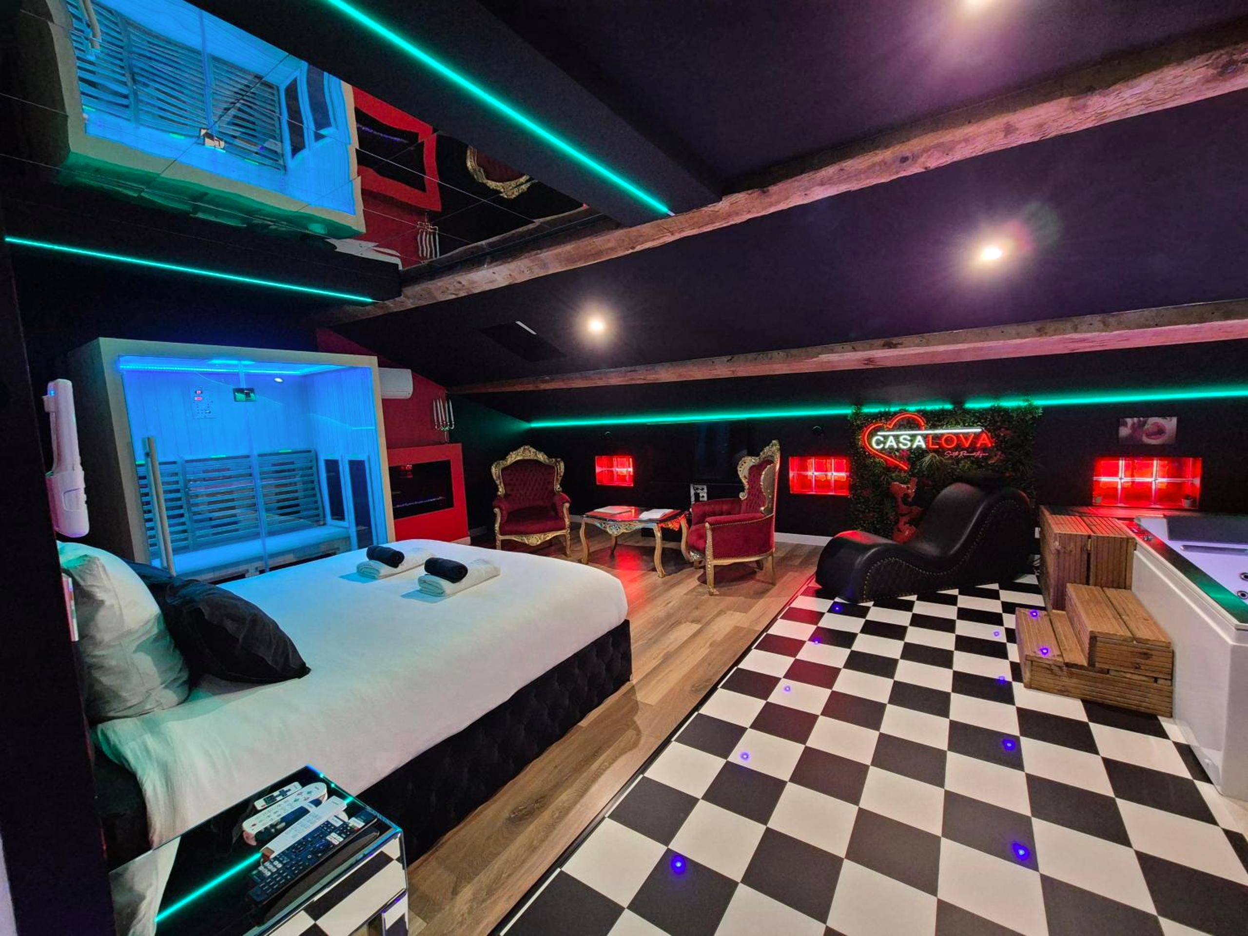 Suite romantique avec damier et sauna - L'Interdit Suite Luxe Romantique Spa Balneo Sauna Hammam