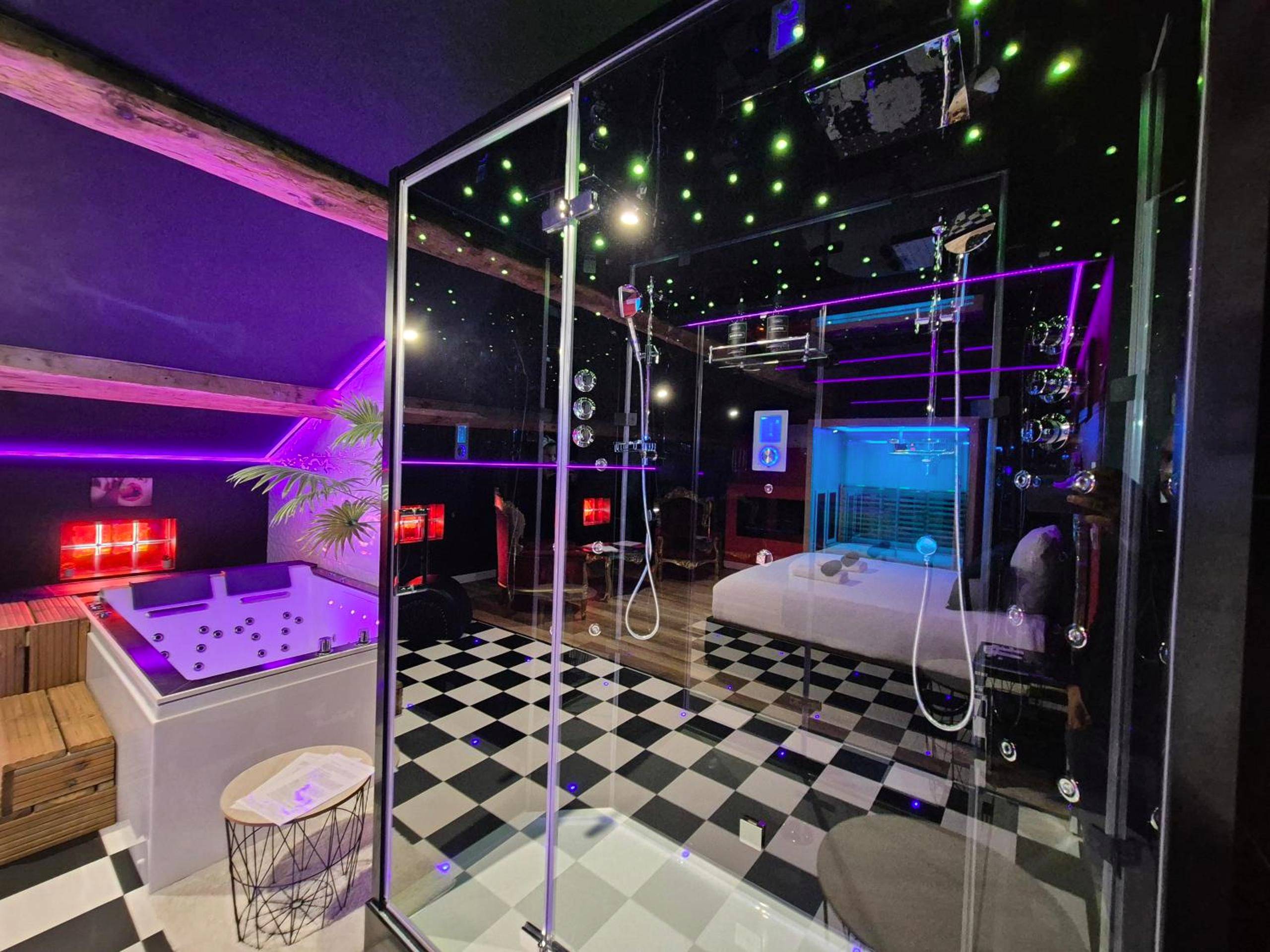 Douche à l'italienne vitrée et ciel étoilé - L'Interdit Suite Luxe Romantique Spa Balneo Sauna Hammam