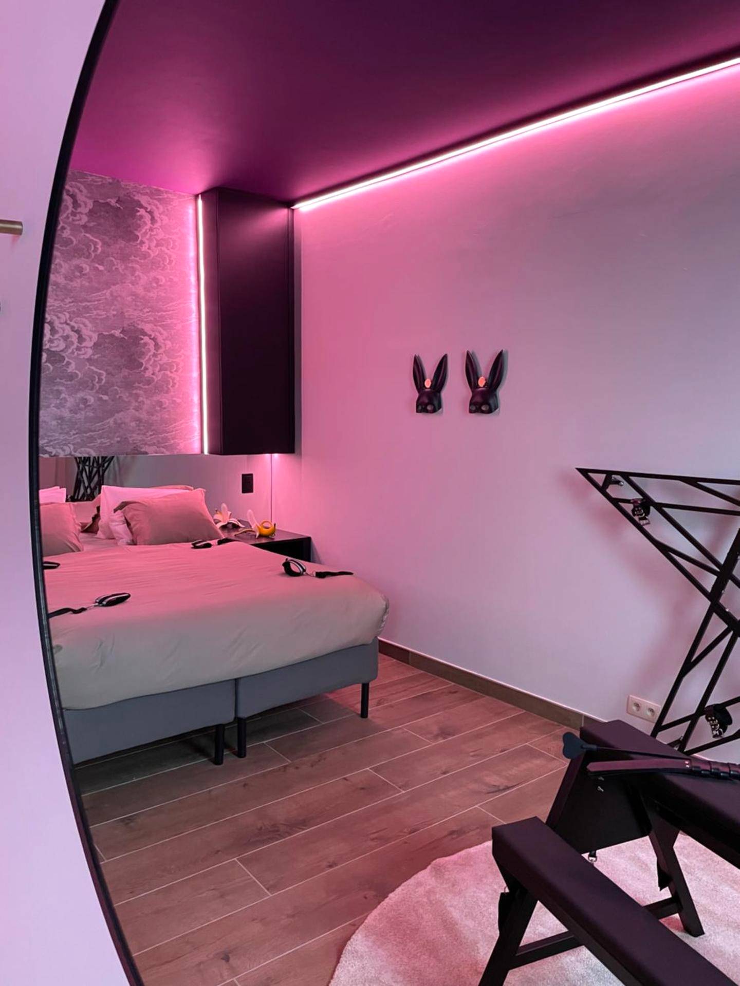 Chambre érotique avec néons roses et accessoires - Love Room Angers - Love room - Intimate Escape