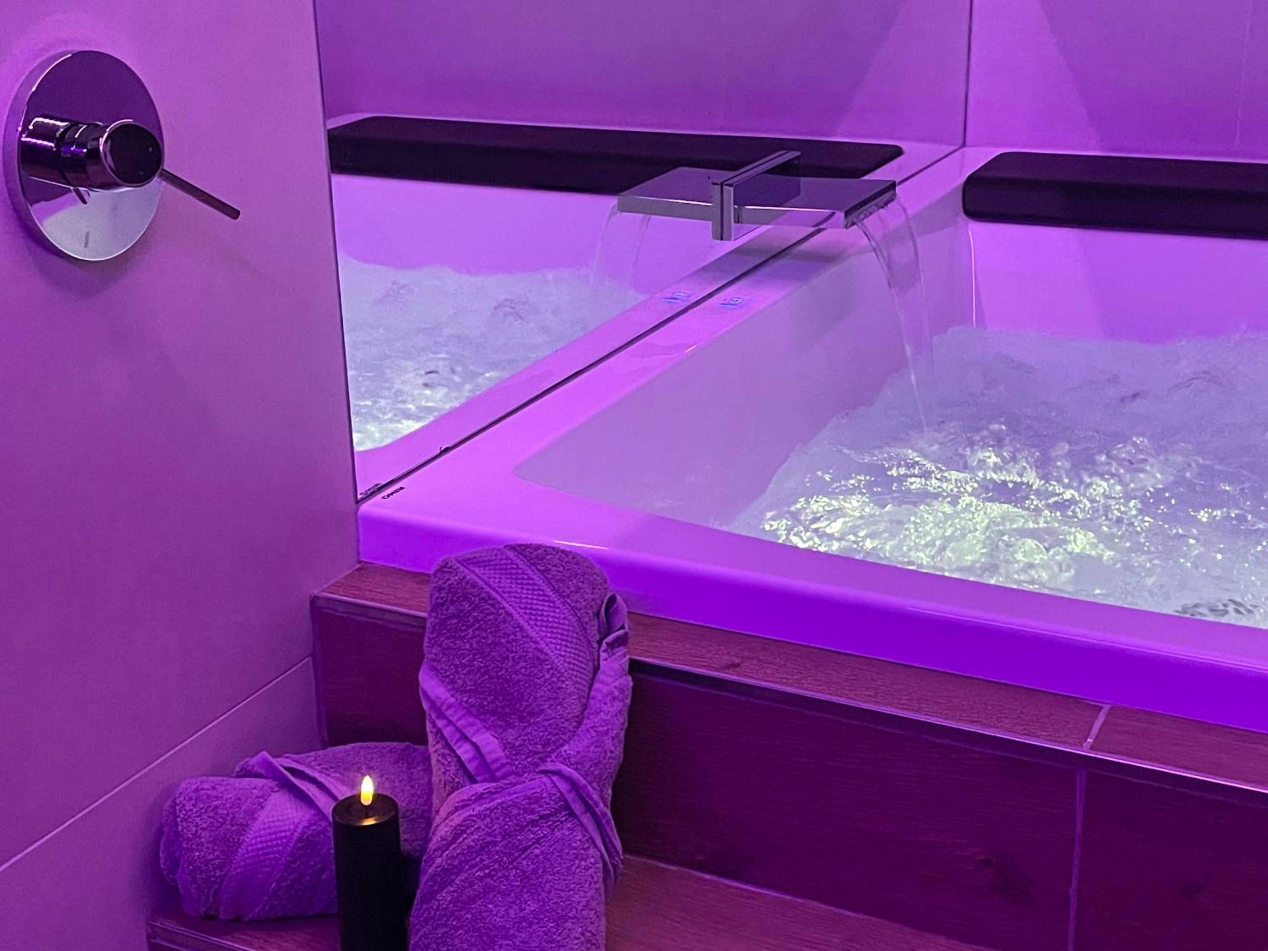 Jacuzzi privatif avec cascade et lumière violette - Love room - Intimate Escape