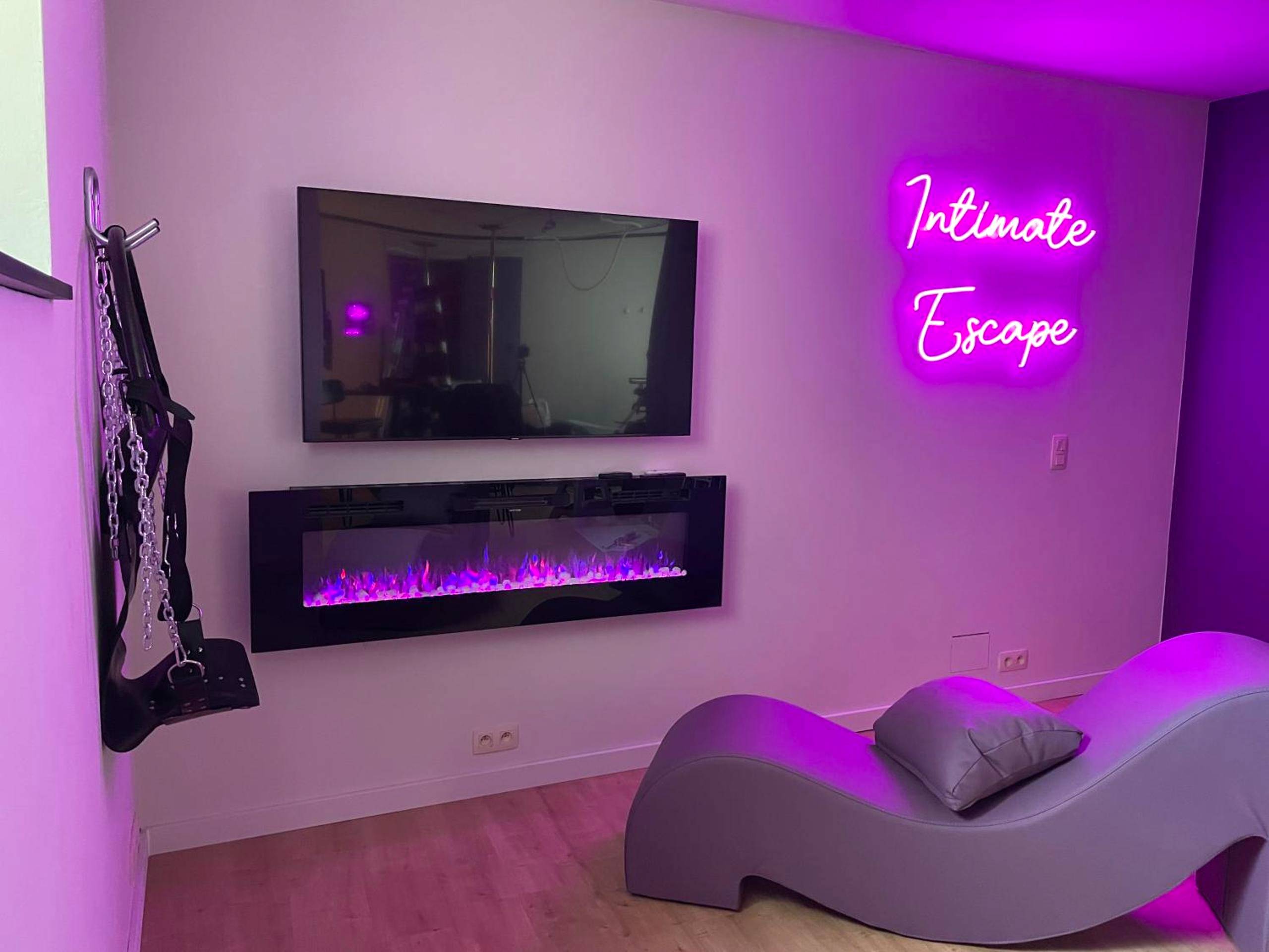 Salon avec divan tantrique et cheminée moderne - Love room - Intimate Escape