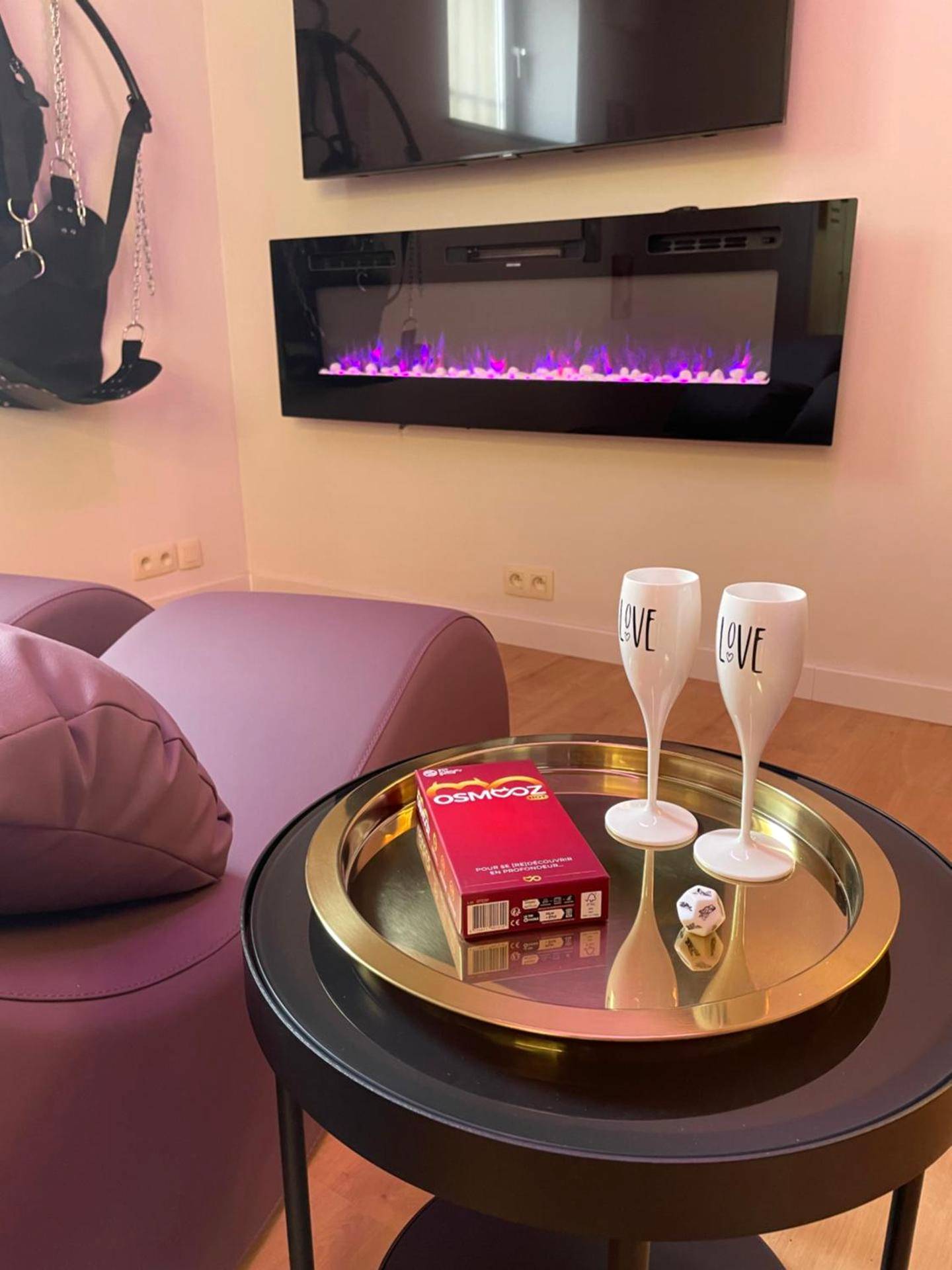 Plateau de bienvenue avec flûtes et jeu de couple - Love room - Intimate Escape