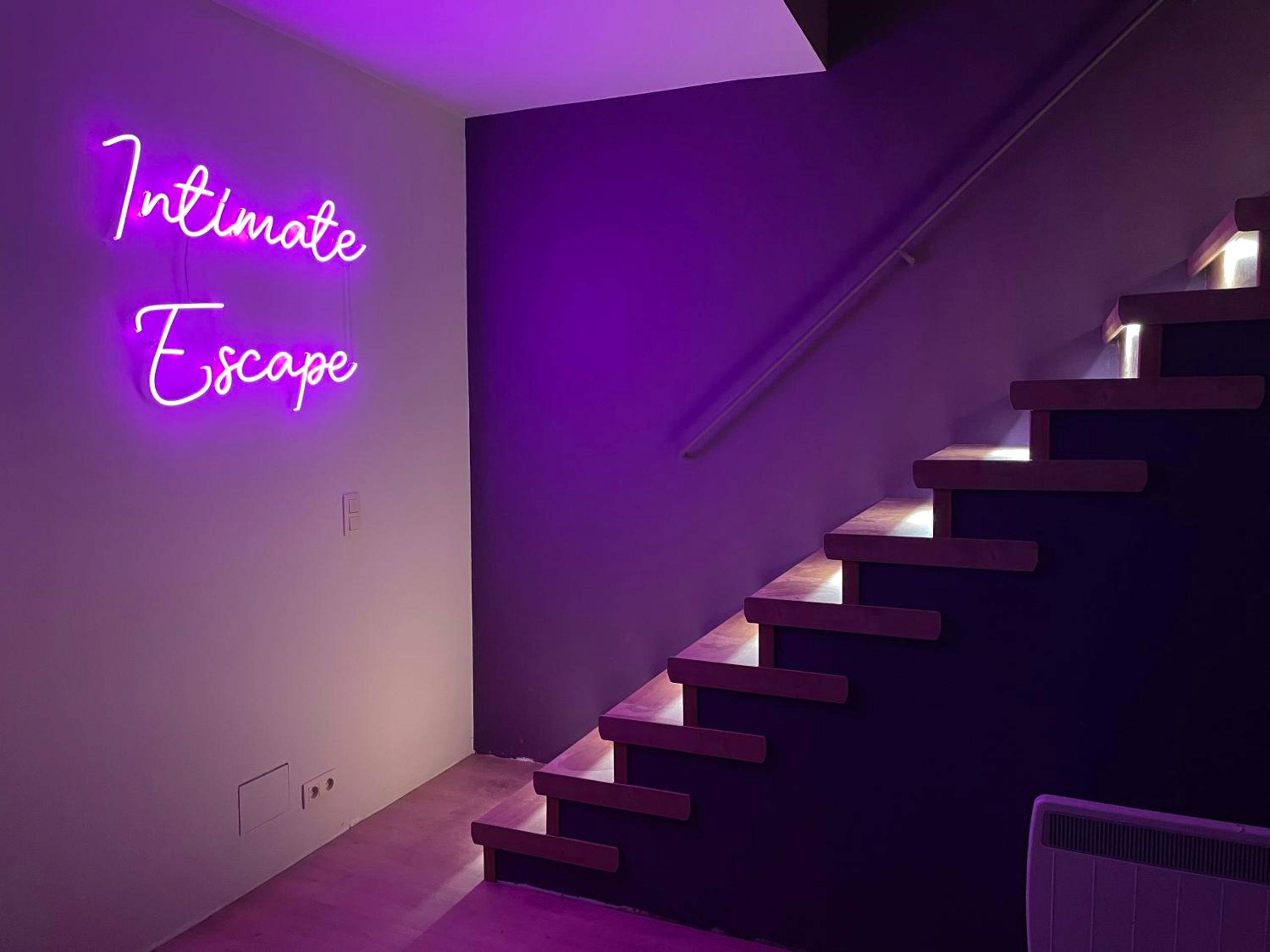 Escalier design éclairé et néon mural violet - Love room - Intimate Escape