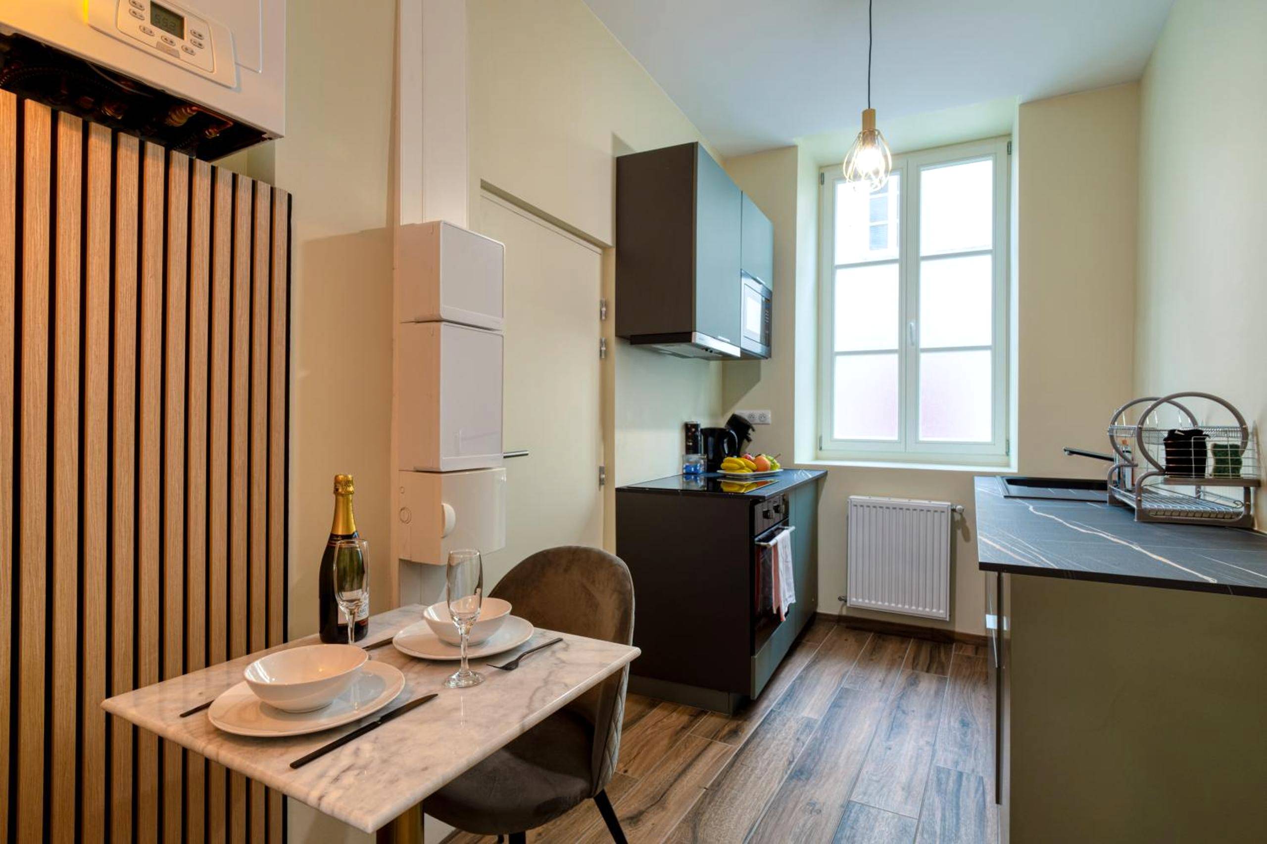 Cuisine équipée et coin repas pour deux - Intime Spa et Sauna au coeur de Metz