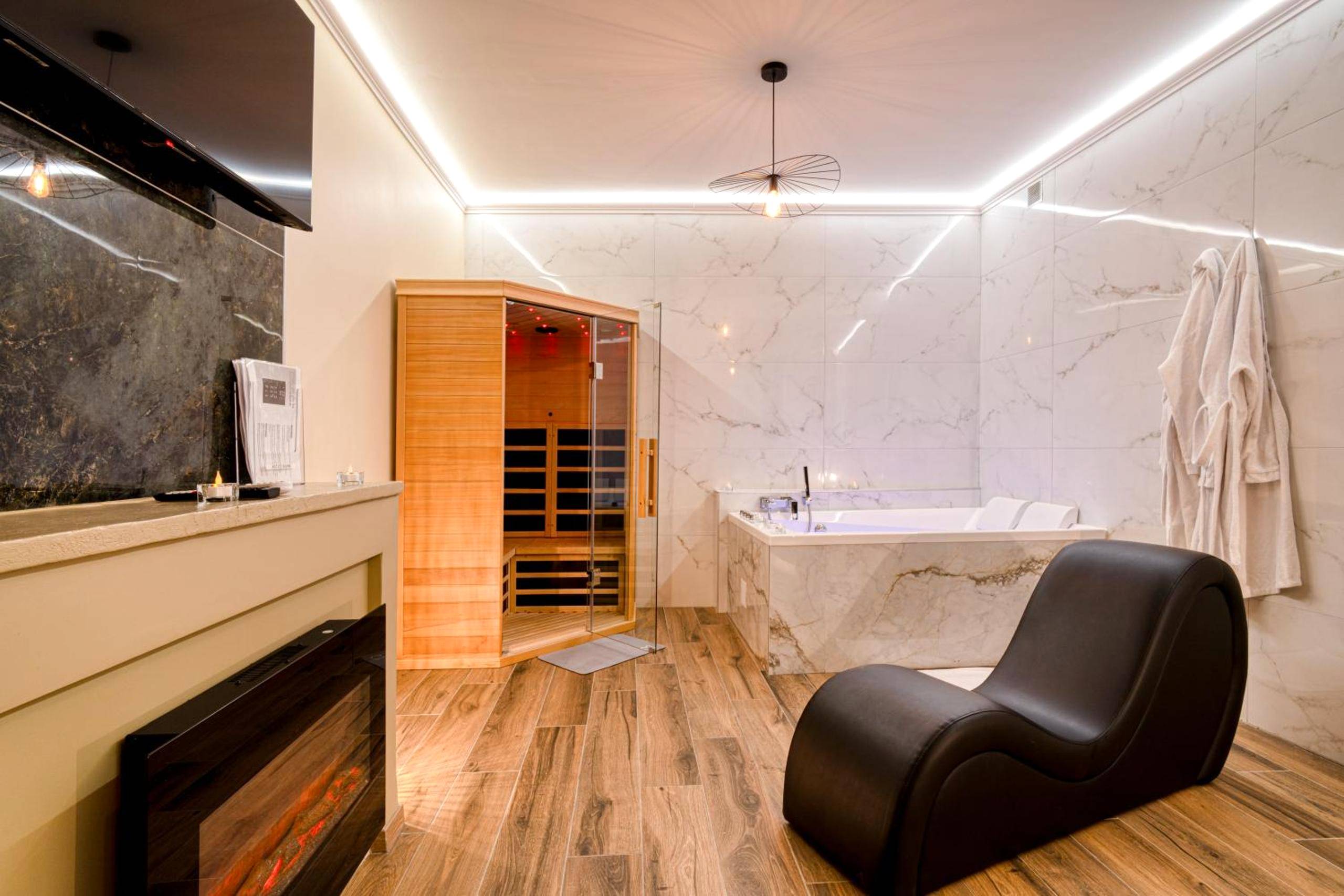 Vue d'ensemble avec cheminée et spa - Intime Spa et Sauna au coeur de Metz