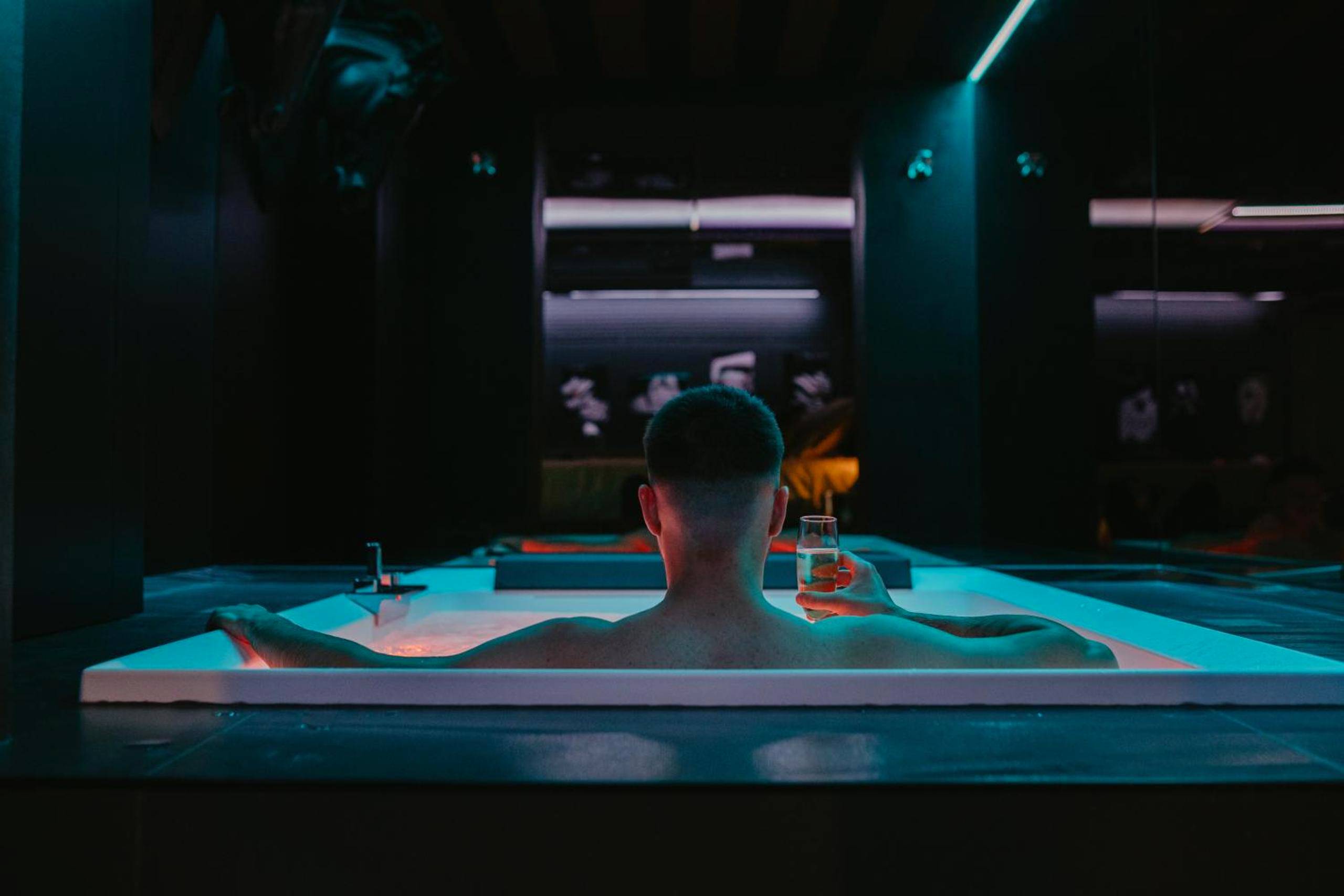 Baignoire balnéo avec éclairage néon bleu - Love Room Longeville - sur - Mer - L'intimiste