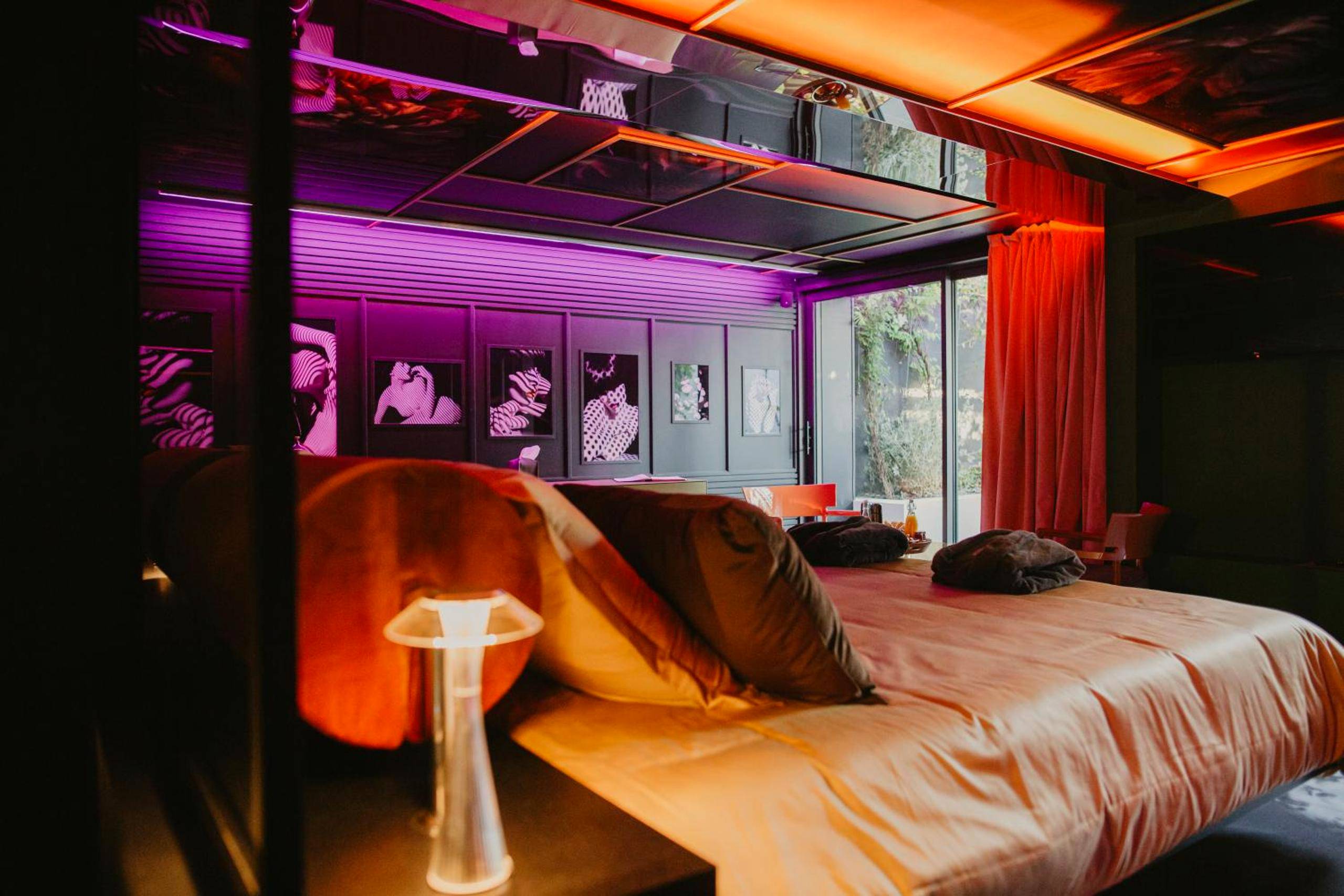 Chambre romantique avec miroirs et néons violets - L'intimiste