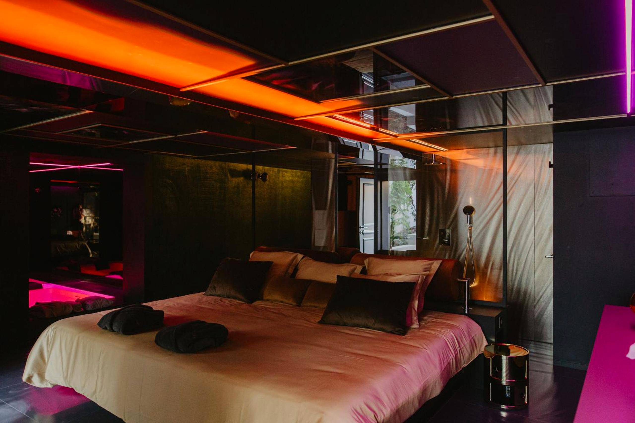 Lit king size sous un plafond de miroirs - L'intimiste