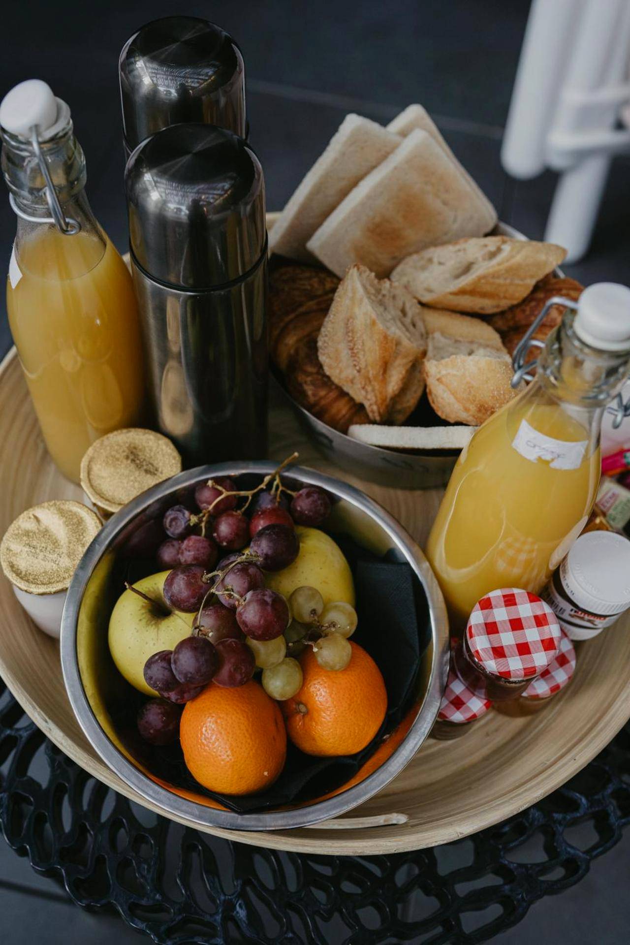 Plateau petit - déjeuner complet avec fruits frais - L'intimiste