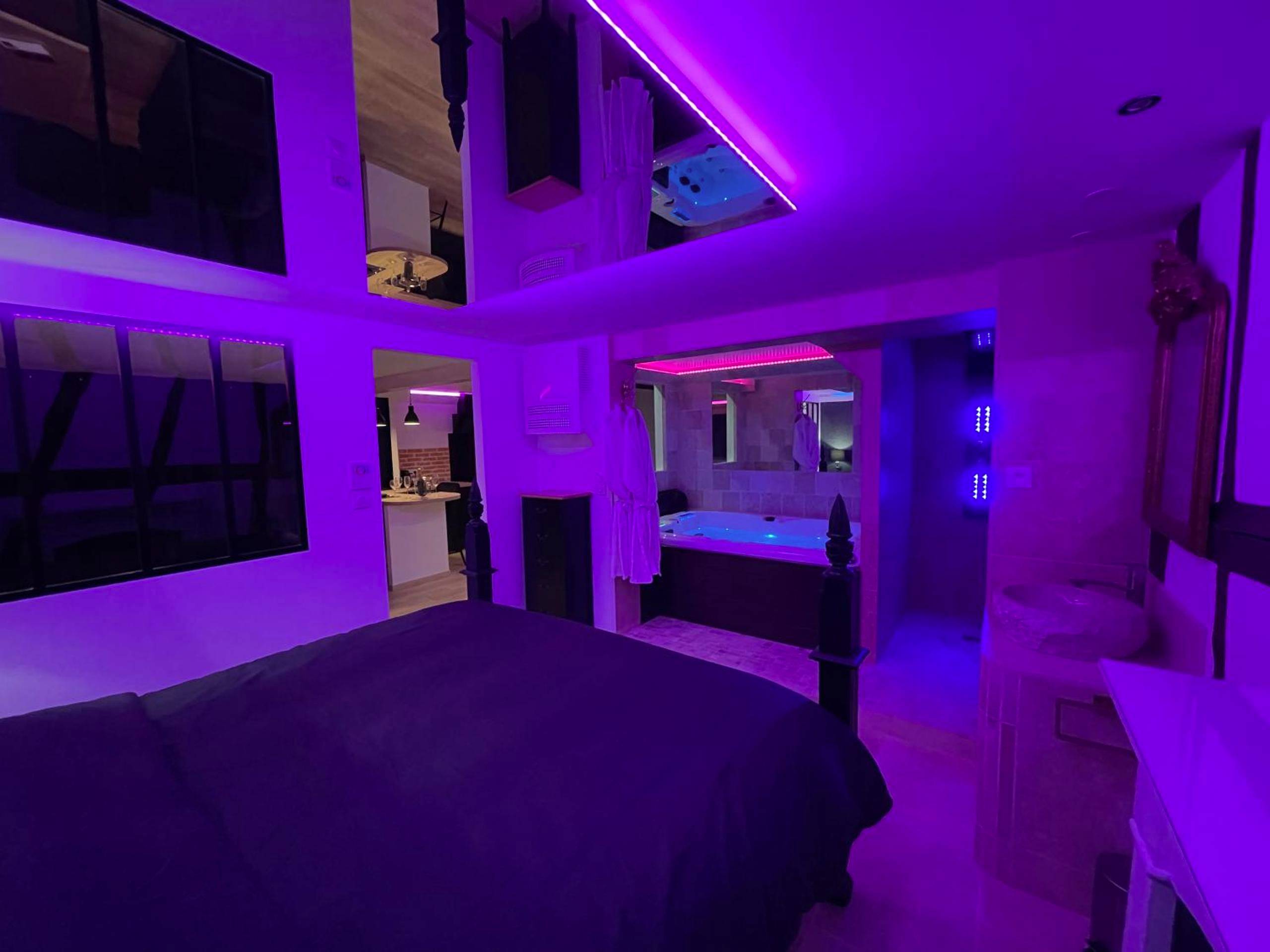 Chambre avec miroir au plafond et jacuzzi - Love Room Rouen - Le Jacuzzi