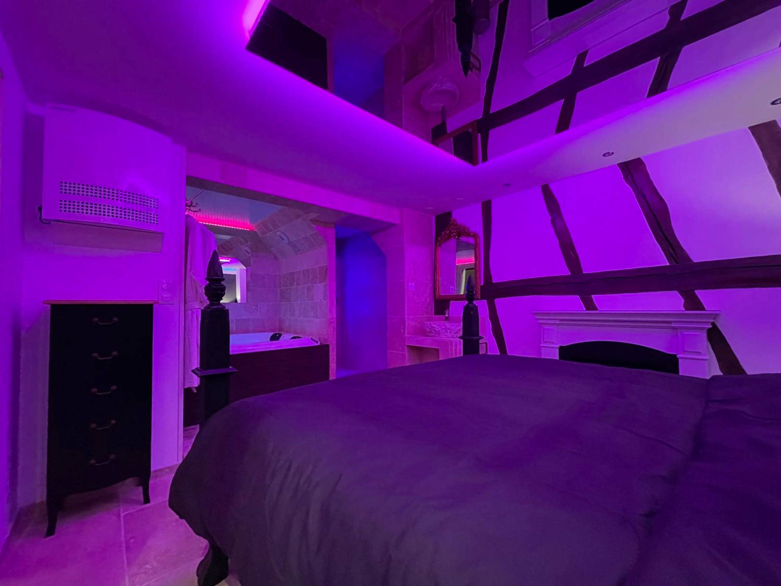 Lit double sous un plafond miroir éclairé - Le Jacuzzi