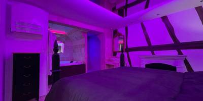 Lit double sous un plafond miroir éclairé - Le Jacuzzi