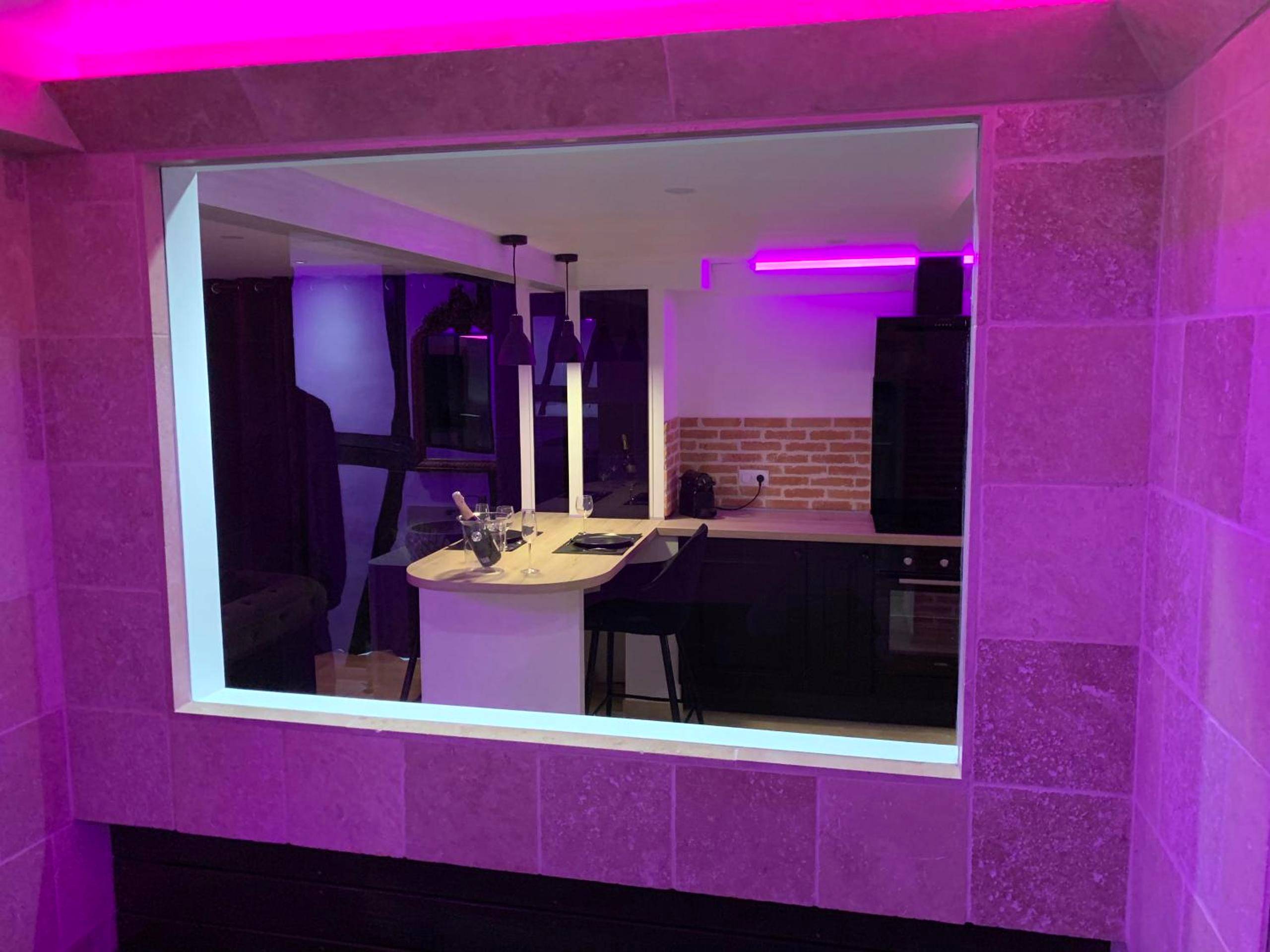 Vue sur la cuisine équipée depuis le jacuzzi - Le Jacuzzi