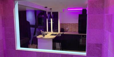 Vue sur la cuisine équipée depuis le jacuzzi - Le Jacuzzi