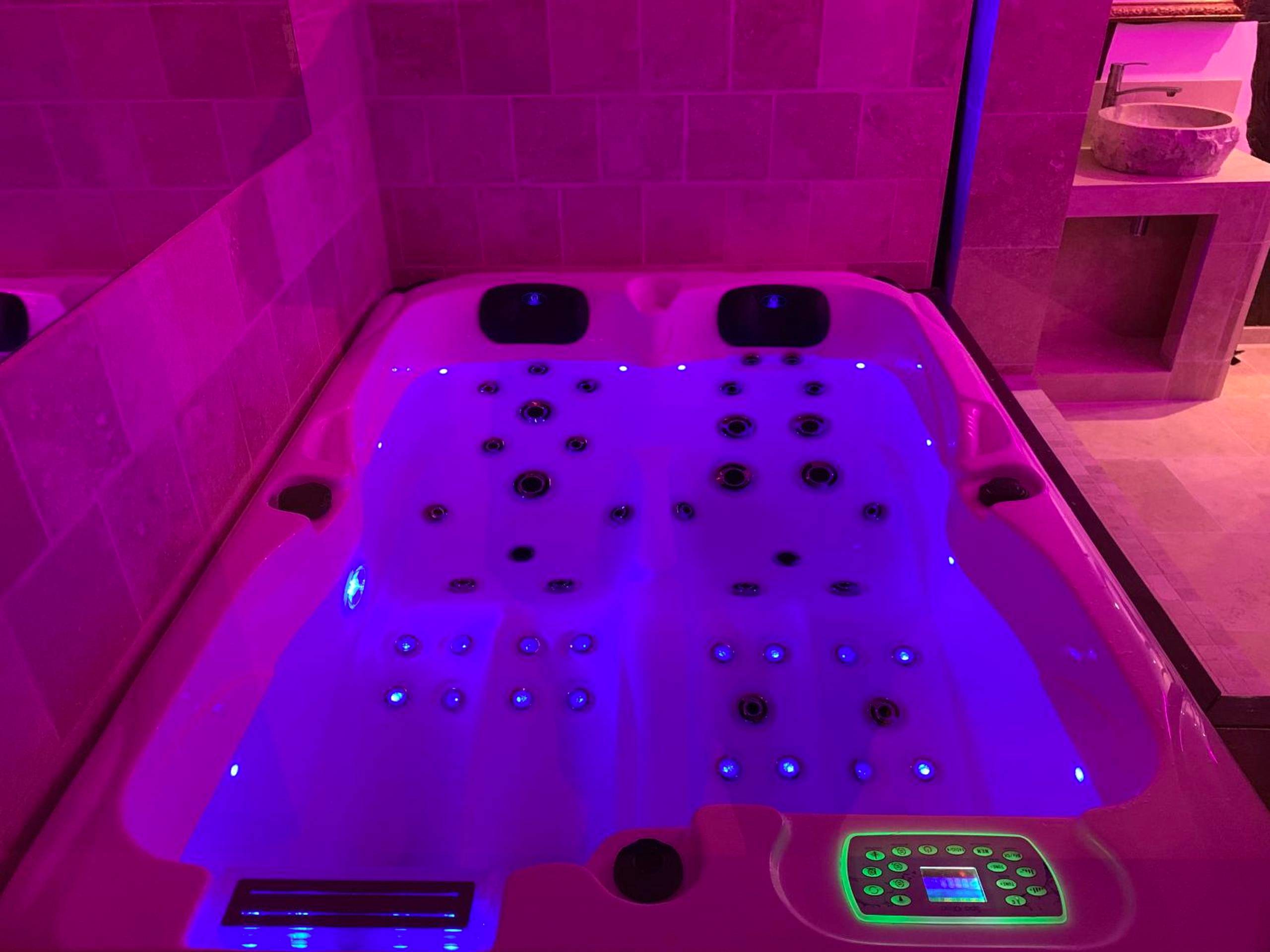 Jacuzzi privatif avec éclairage LED bleu - Le Jacuzzi
