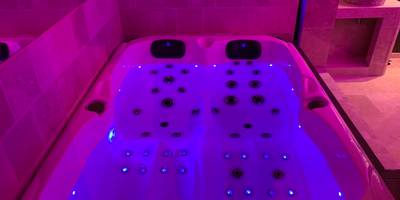 Jacuzzi privatif avec éclairage LED bleu - Le Jacuzzi