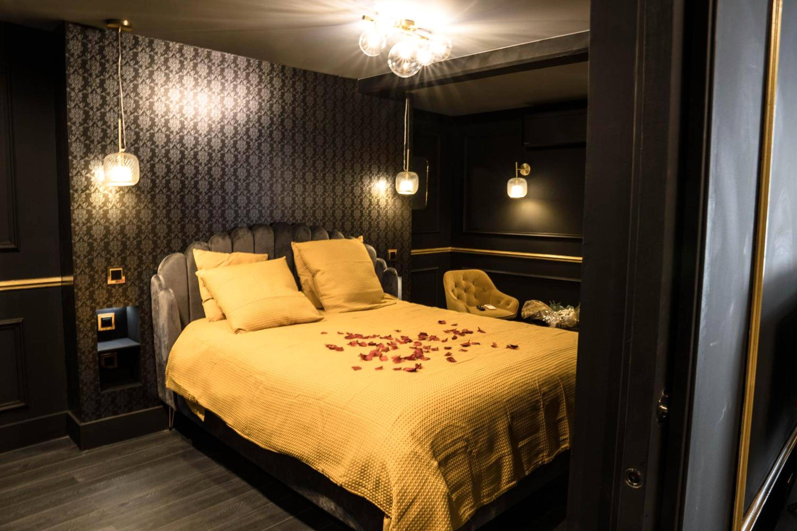 Lit double avec pétales de rose - Love Room Villefranche - sur - Saône - Superbe Appartement avec Jacuzzi...