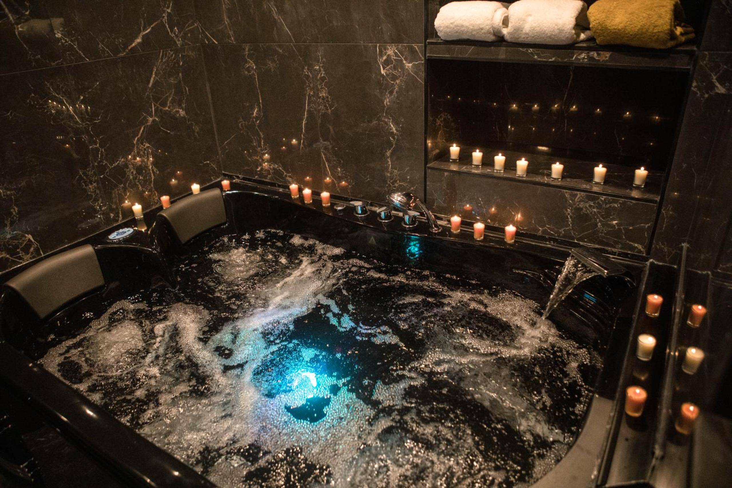 Jacuzzi privatif entouré de bougies - Superbe Appartement avec Jacuzzi...