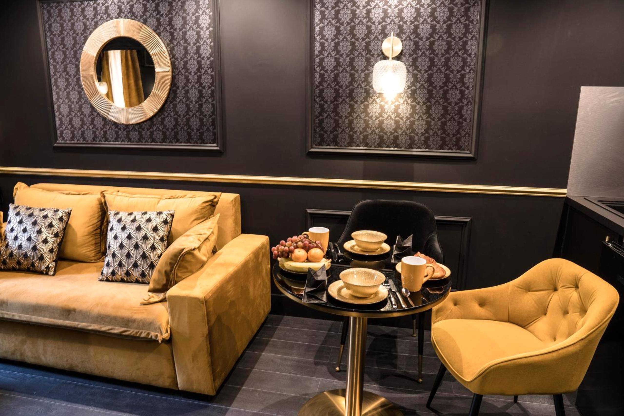 Espace salon et coin repas pour deux - Superbe Appartement avec Jacuzzi...