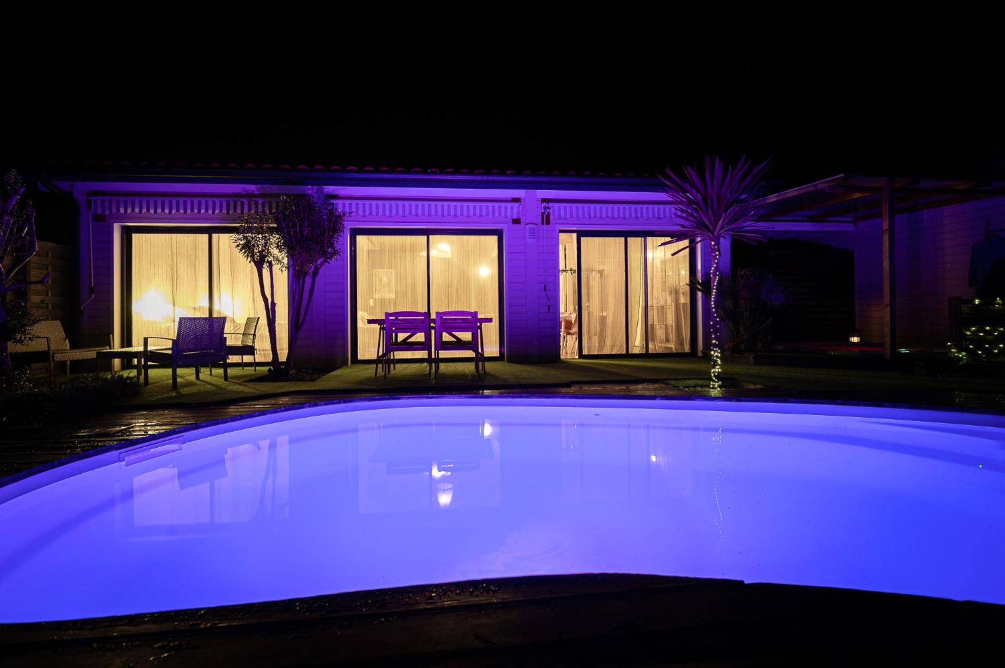 Piscine extérieure éclairée en bleu de nuit - Logement romantique avec jacuzzi privatif