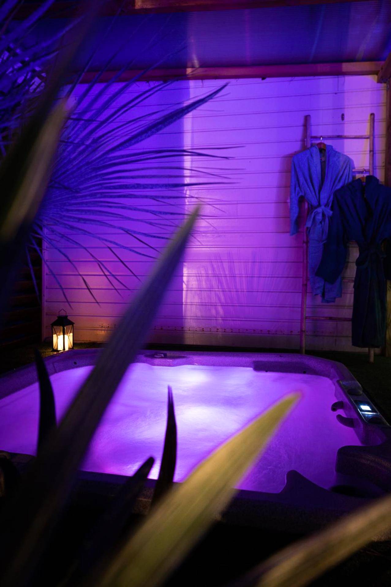 Photo du logement - Logement romantique avec jacuzzi privatif