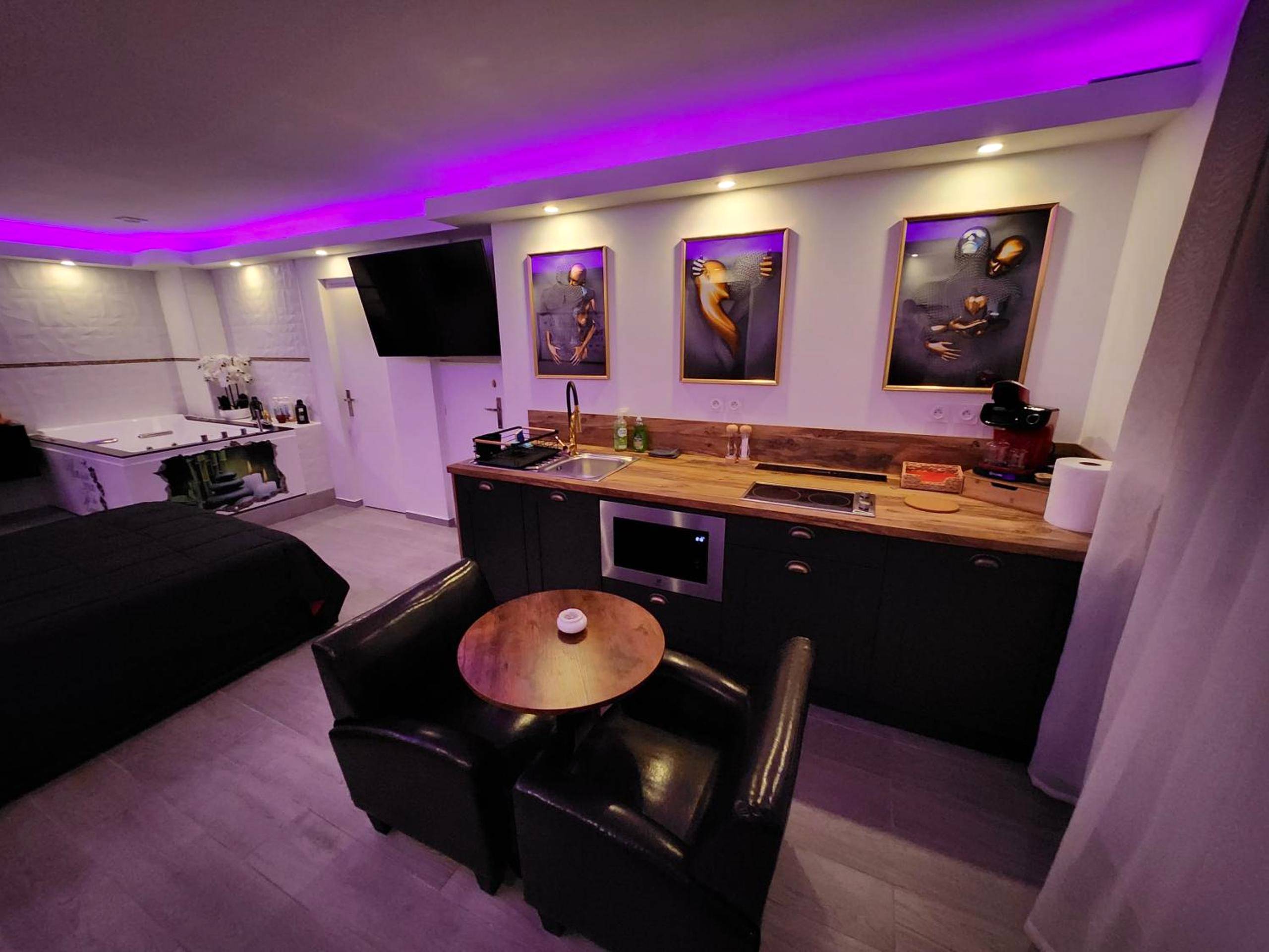 Photo du logement - Love Room romantique avec Jacuzzi 2 places - Perpignan