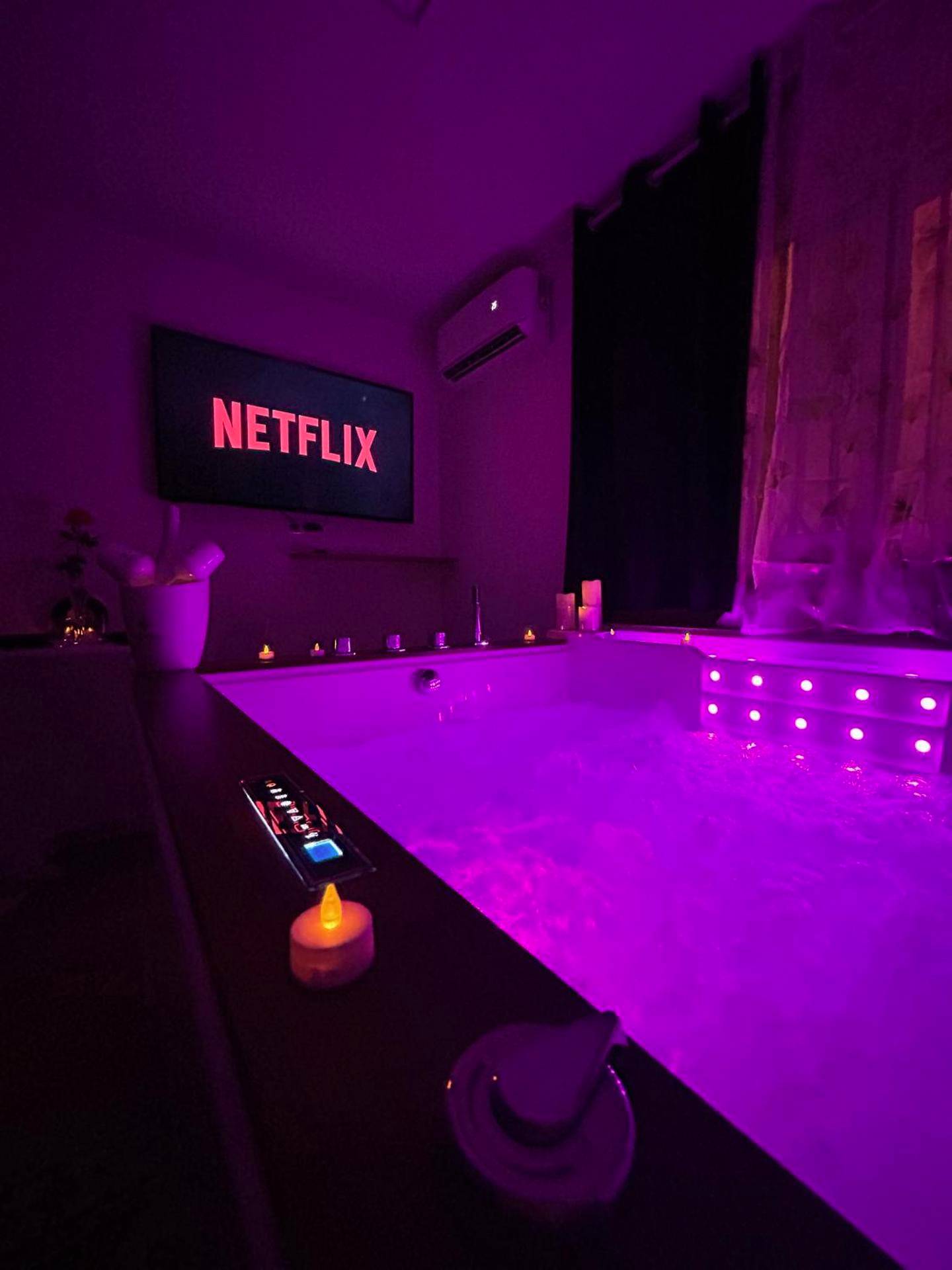 Vue du logement - Love Room Cannes - Love Room à Cannes - Appartement 25m2 pour 2 personnes avec un jacuzzi Privé