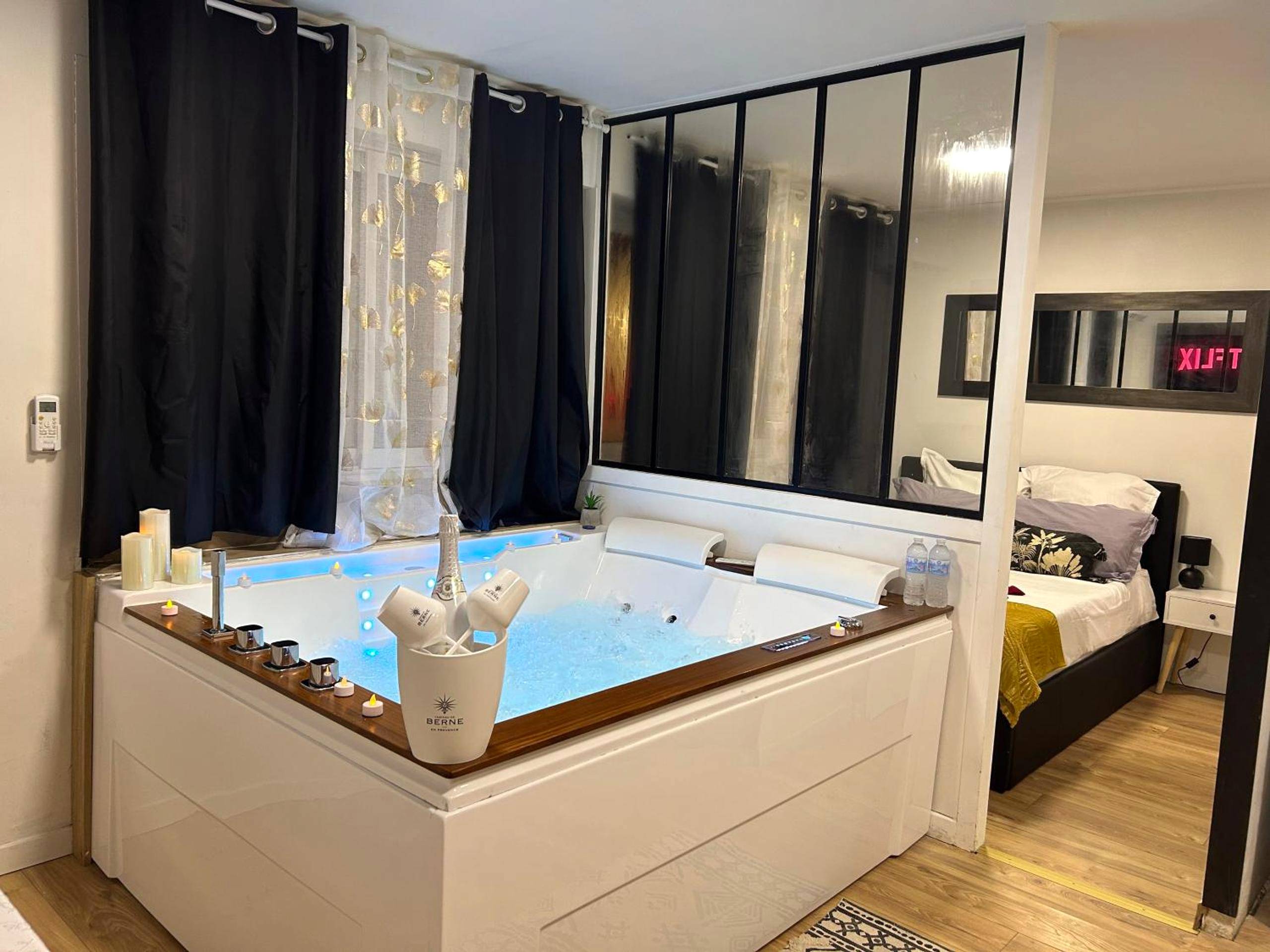Vue du logement - Love Room à Cannes - Appartement 25m2 pour 2 personnes avec un jacuzzi Privé