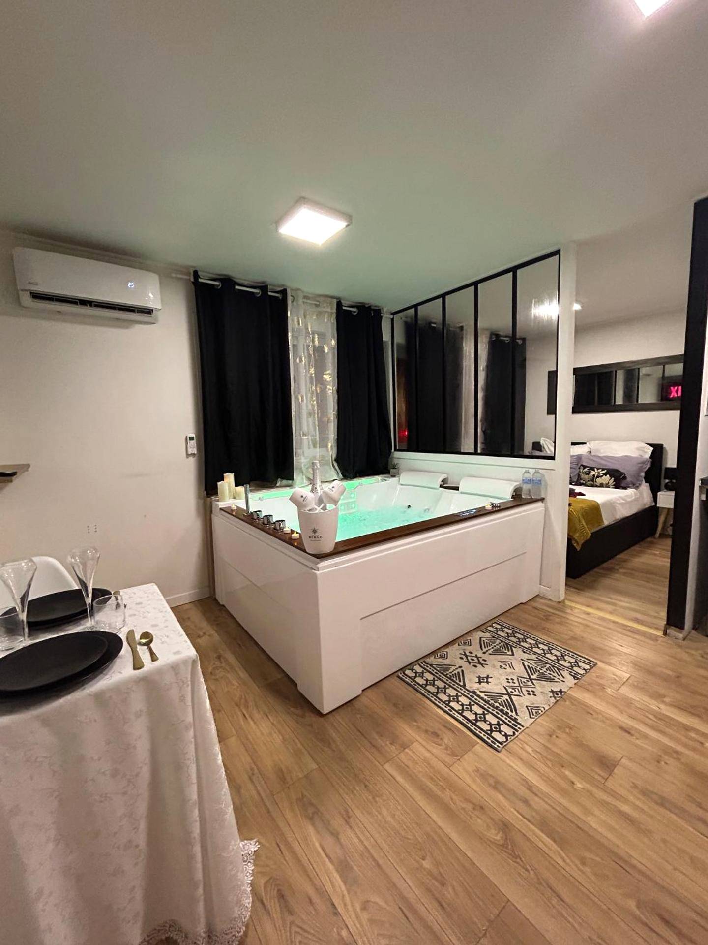 Photo du logement - Love Room à Cannes - Appartement 25m2 pour 2 personnes avec un jacuzzi Privé - Cannes