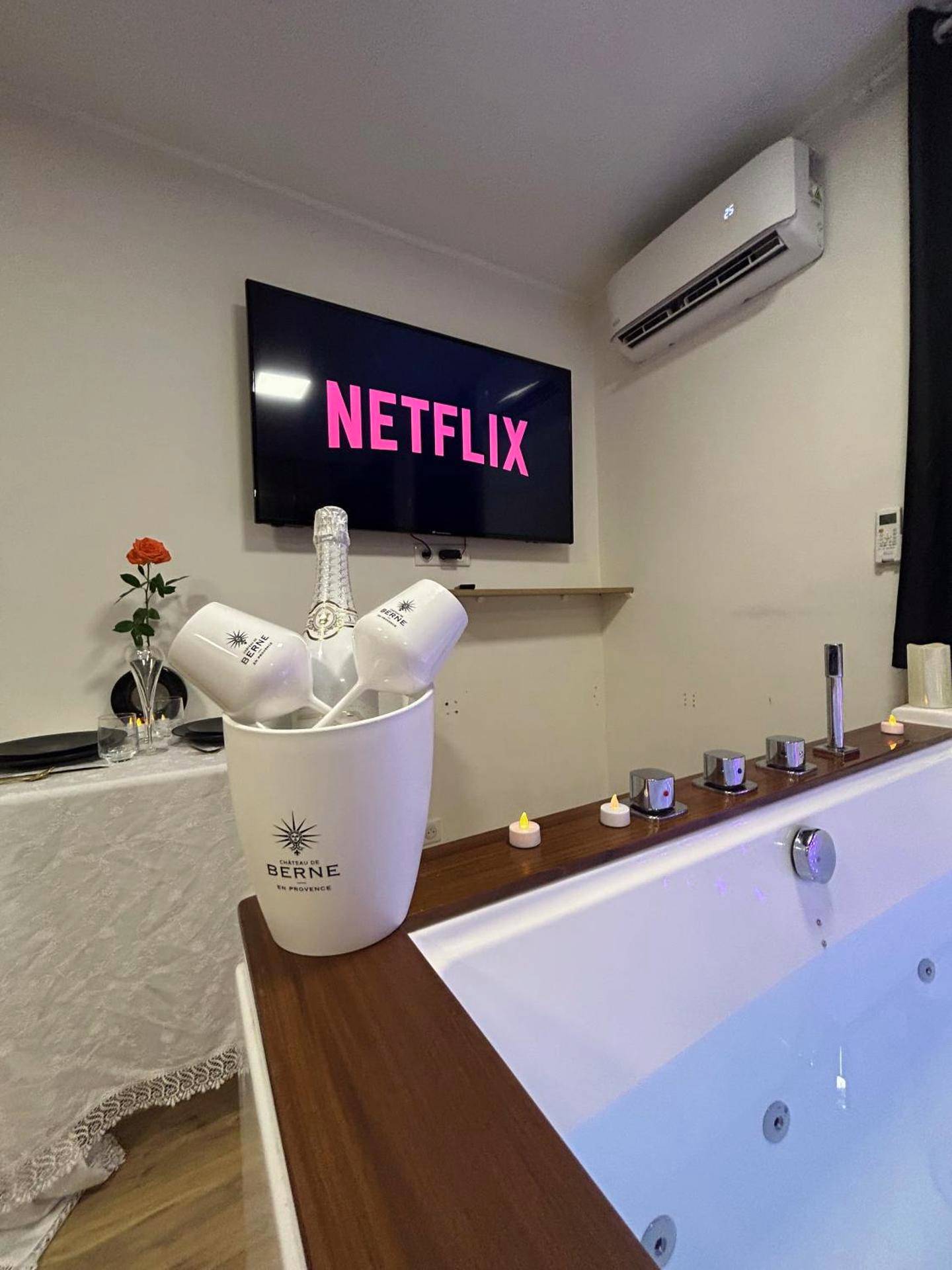 Photo du logement - Love Room à Cannes - Appartement 25m2 pour 2 personnes avec un jacuzzi Privé