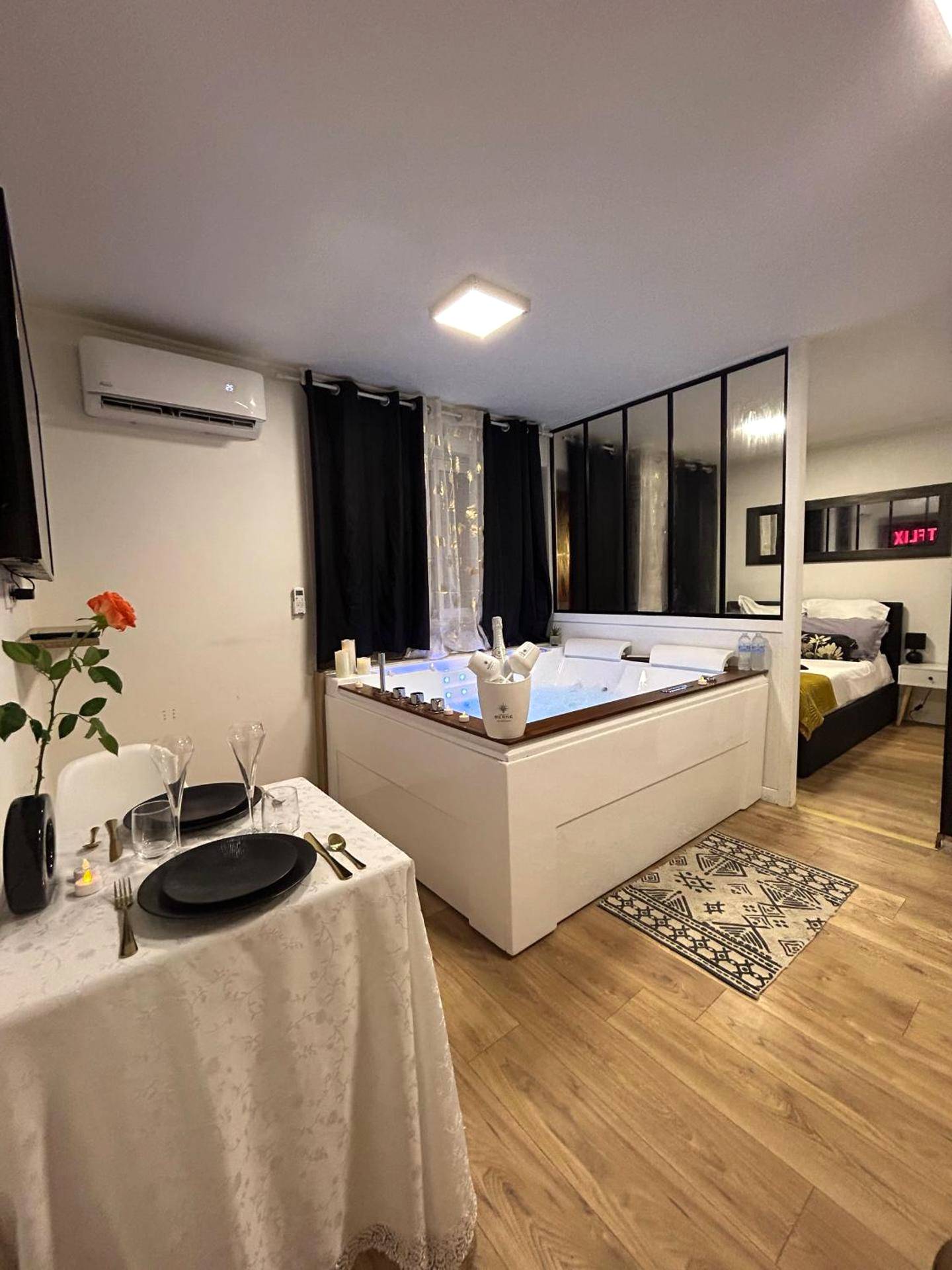 Photo du logement - Love Room à Cannes - Appartement 25m2 pour 2 personnes avec un jacuzzi Privé