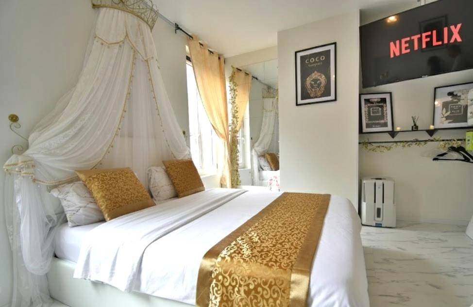 Lit double avec baldaquin et écran Netflix - Jacuzzi Romantique 15 min Etretat 3