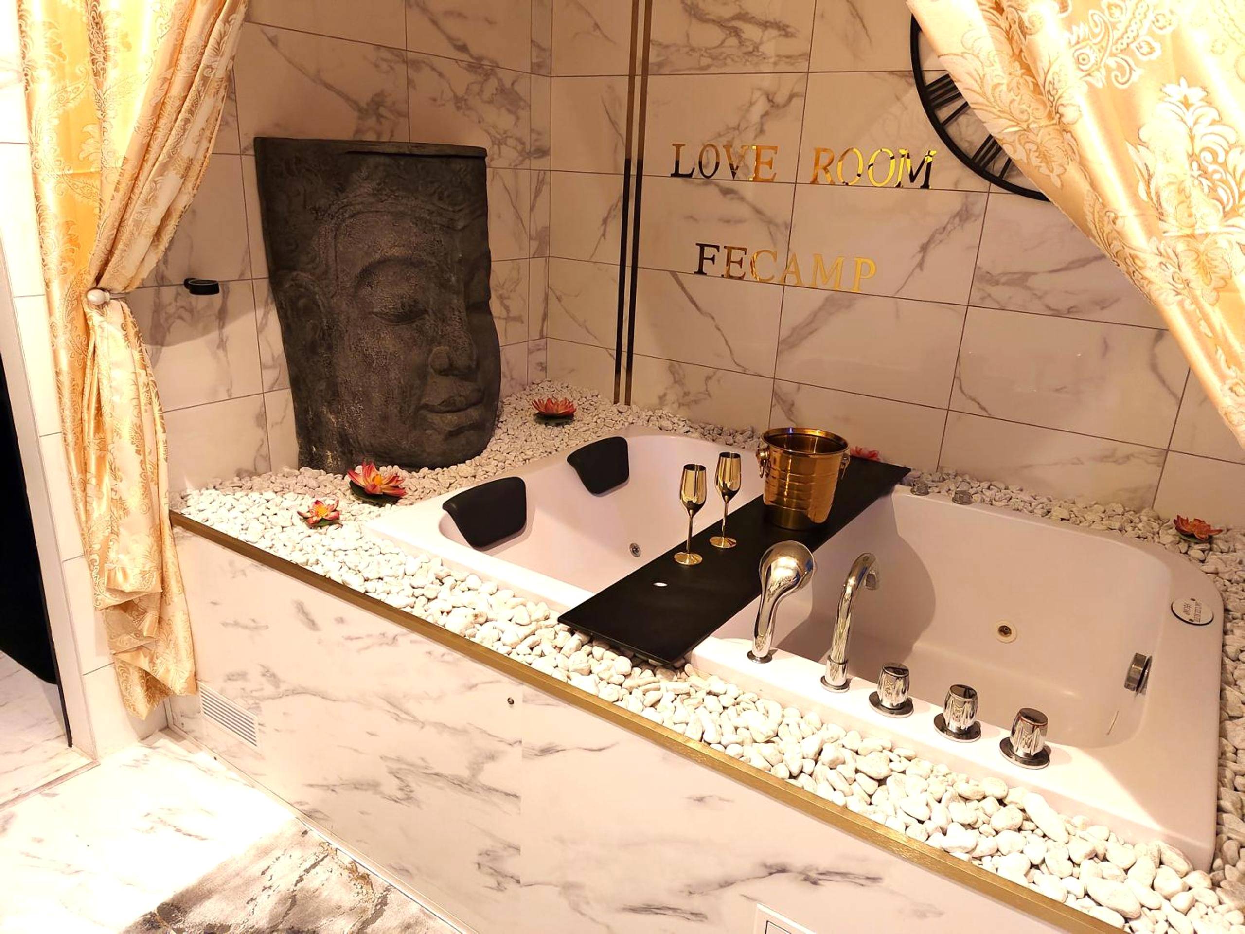 Jacuzzi privatif avec statue de Bouddha - Jacuzzi Romantique 15 min Etretat 3