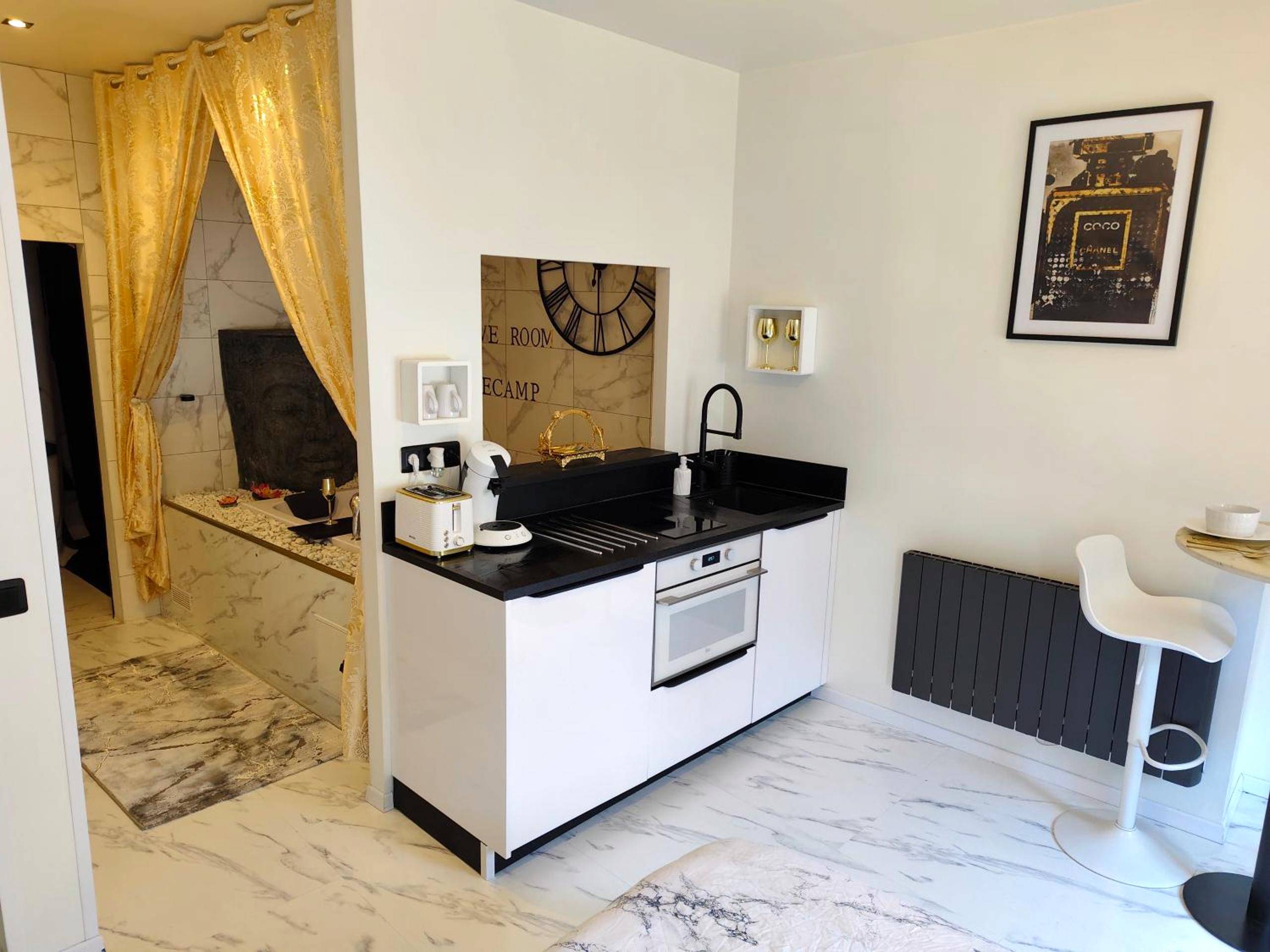 Kitchenette équipée et coin repas moderne - Jacuzzi Romantique 15 min Etretat 3