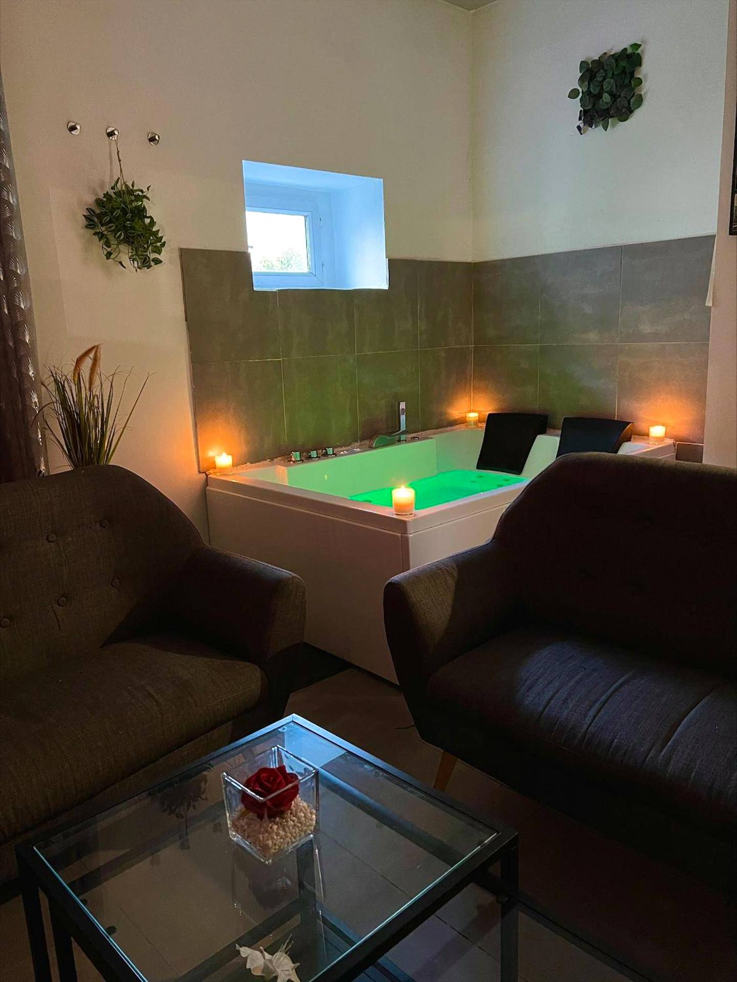 Jacuzzi privatif avec éclairage vert et bougies - Love Room Saint - Denis - Cocon de Saint - Jacuzzi proche Stade de France