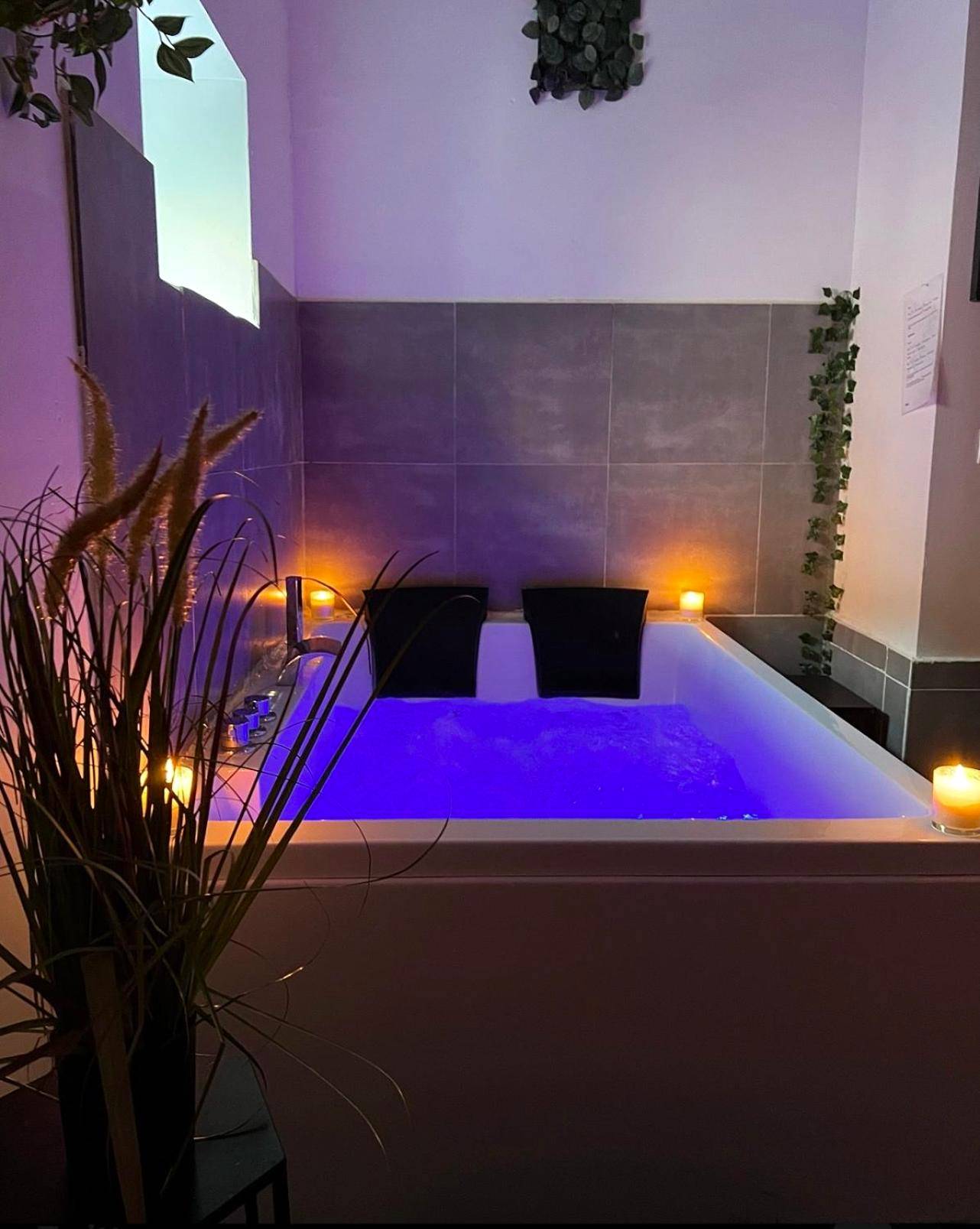 Baignoire balnéo lumineuse bleue et bougies - Cocon de Saint - Jacuzzi proche Stade de France
