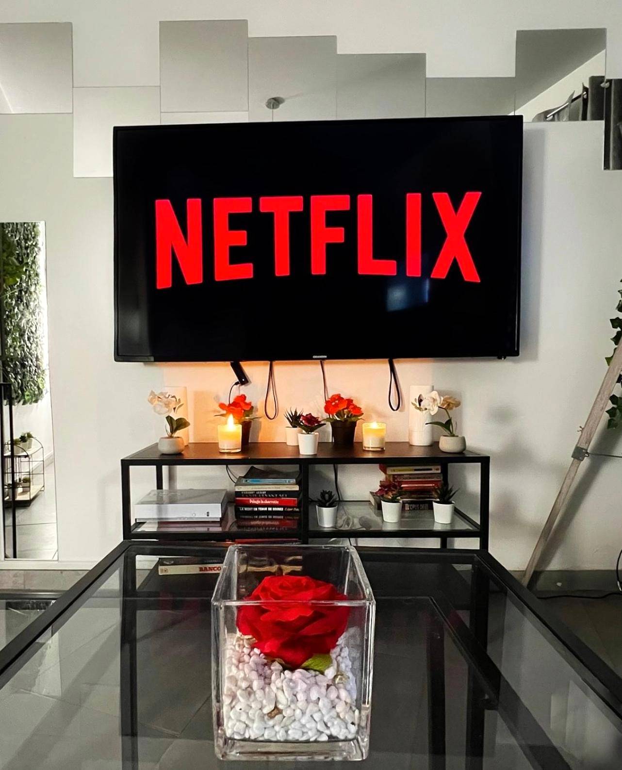 Écran plat avec Netflix et décoration florale - Cocon de Saint - Jacuzzi proche Stade de France