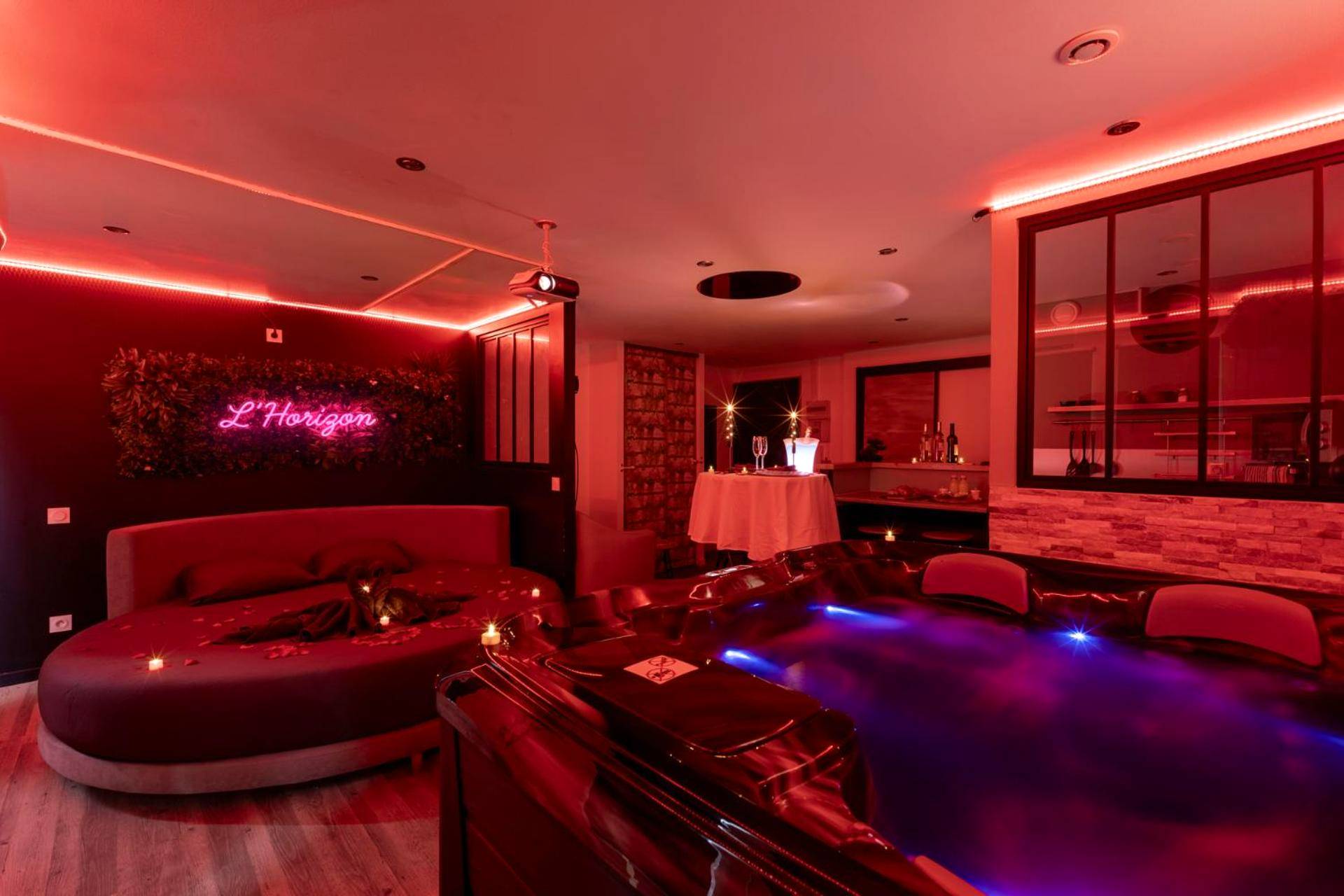 Lit rond et jacuzzi sous lumière rouge - Love Room Toulouse - Appartement Love Room/Jacuzzi