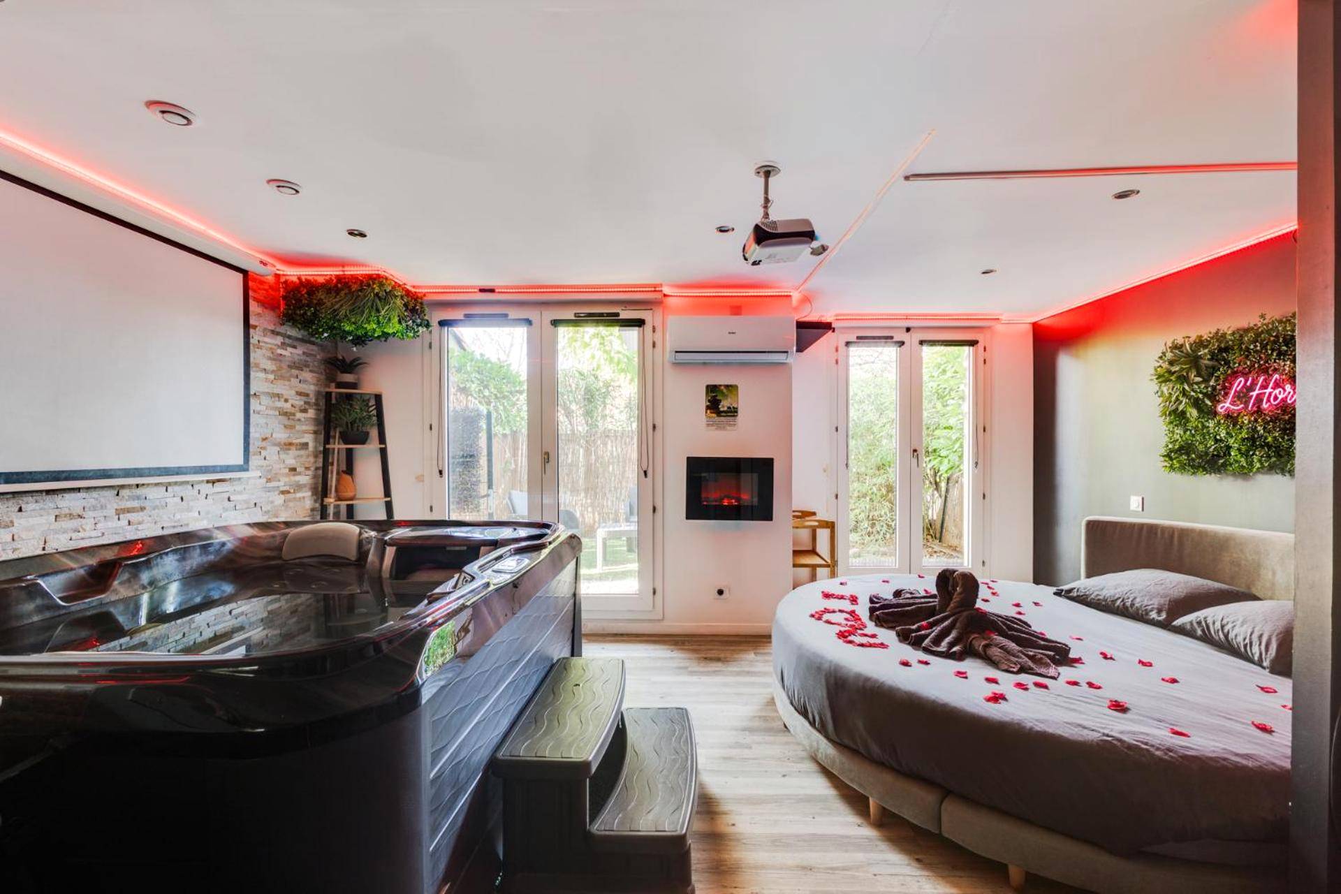 Jacuzzi privatif et lit avec pétales de rose - Appartement Love Room/Jacuzzi