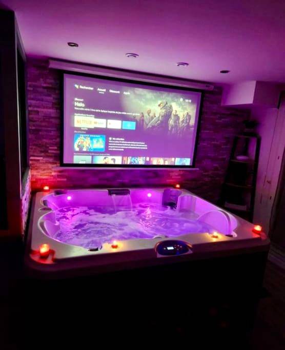Jacuzzi avec jets et écran de projection - Appartement Love Room/Jacuzzi