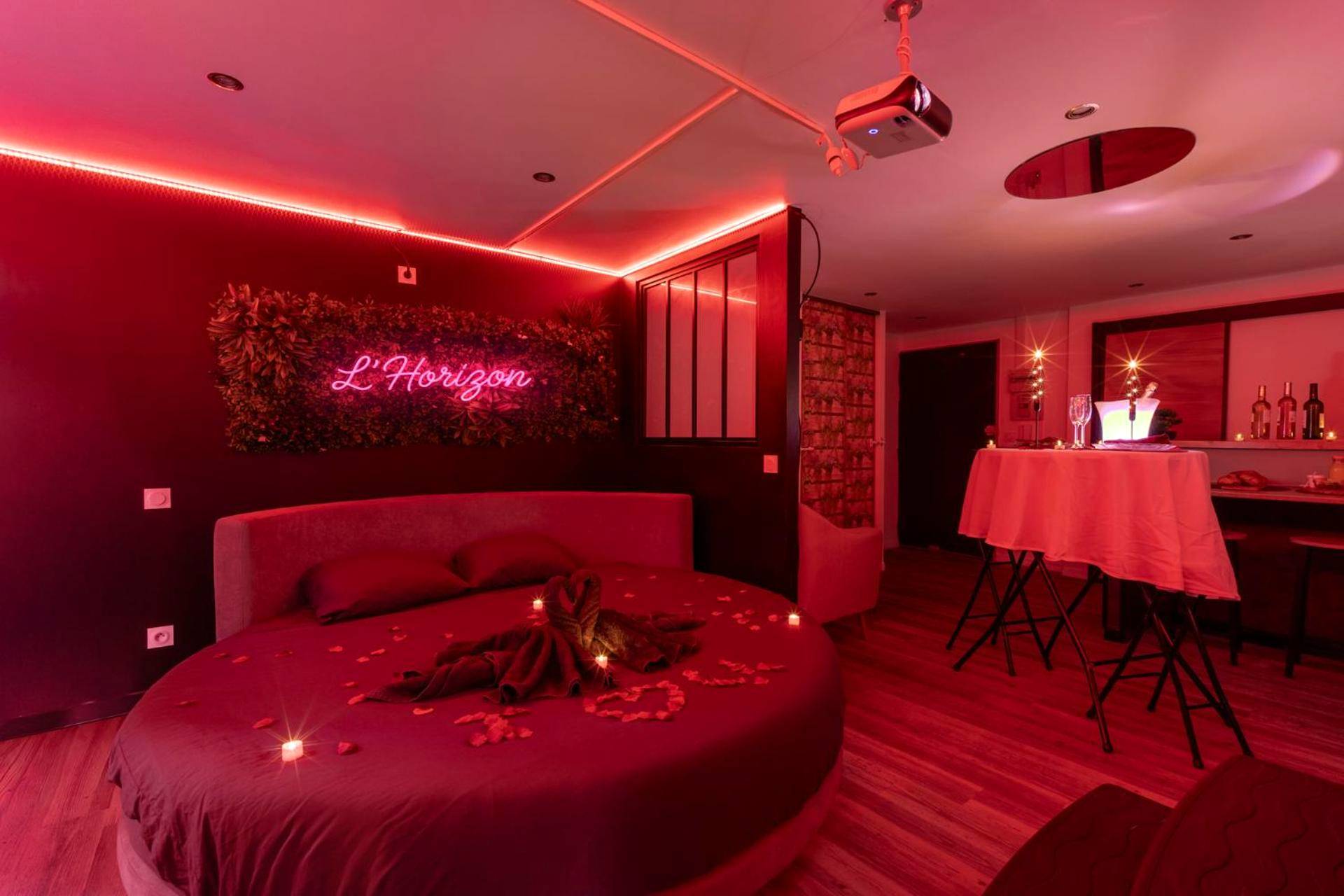 Lit rond romantique et table haute dressée - Appartement Love Room/Jacuzzi