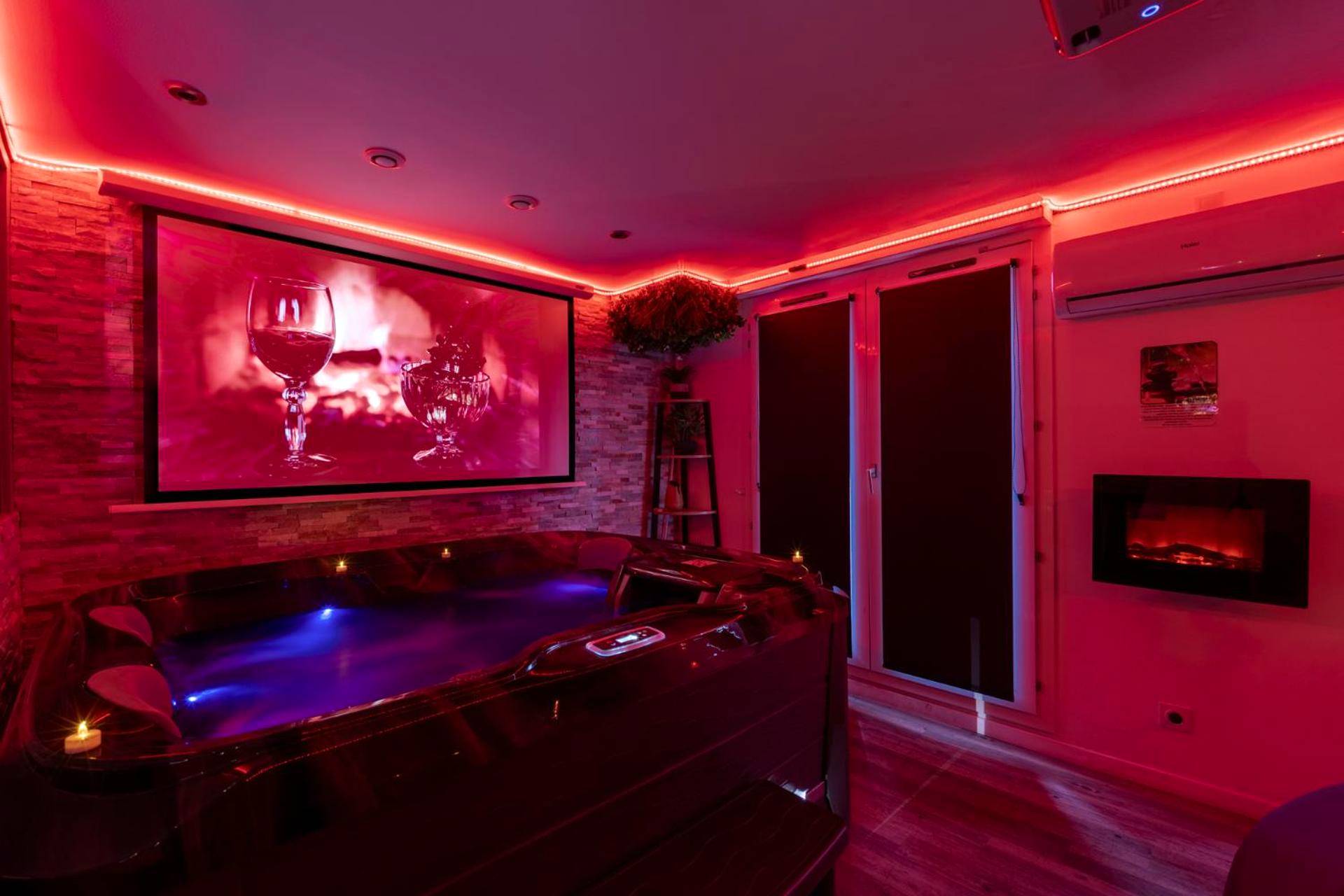 Jacuzzi éclairé, écran géant et cheminée - Appartement Love Room/Jacuzzi