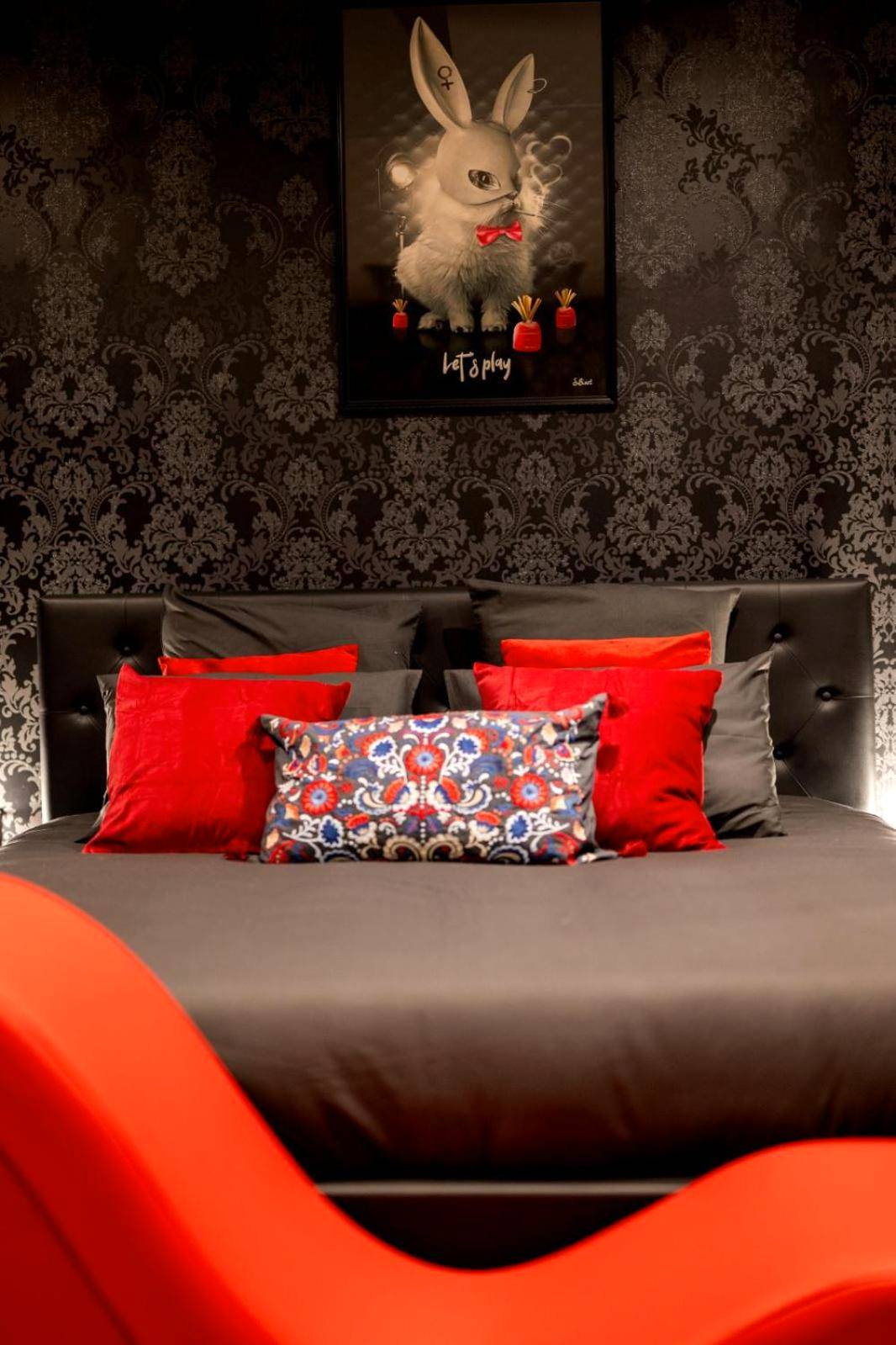 Lit double avec coussins rouges et papier peint - * Love Room jacuzzi *