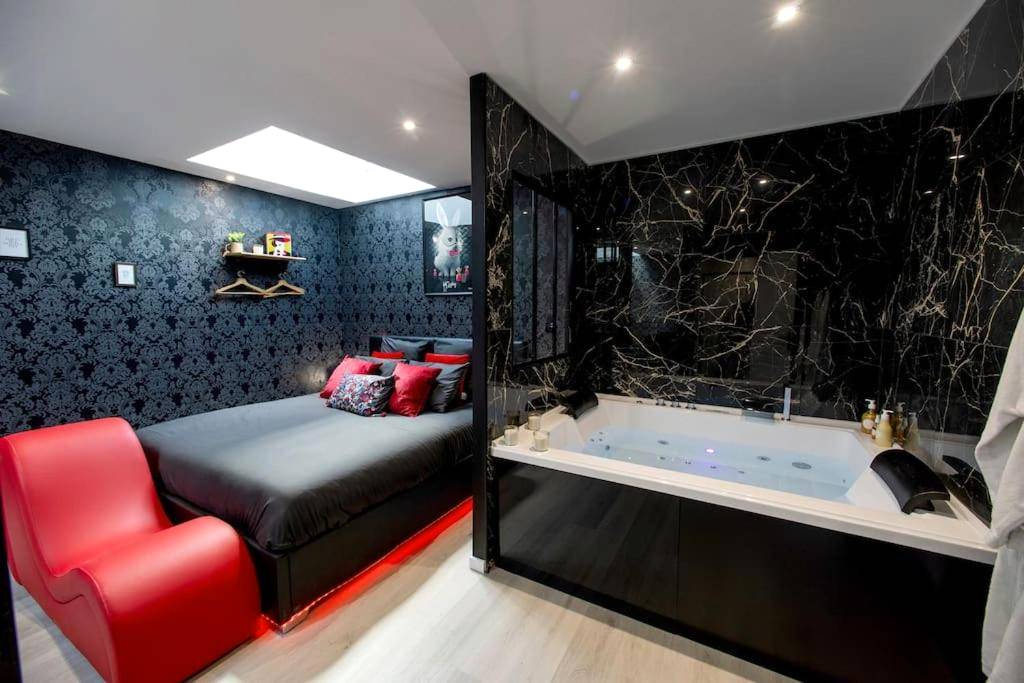Espace nuit avec fauteuil tantrique et jacuzzi - * Love Room jacuzzi *