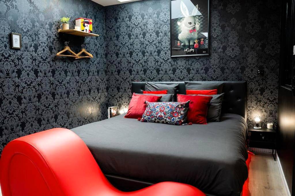 Lit king size et fauteuil de relaxation rouge - * Love Room jacuzzi *