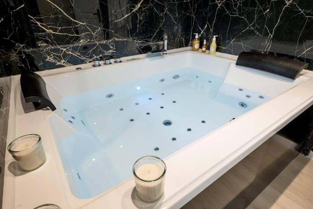 Photo du logement - * Love Room jacuzzi * - Val de Virvée